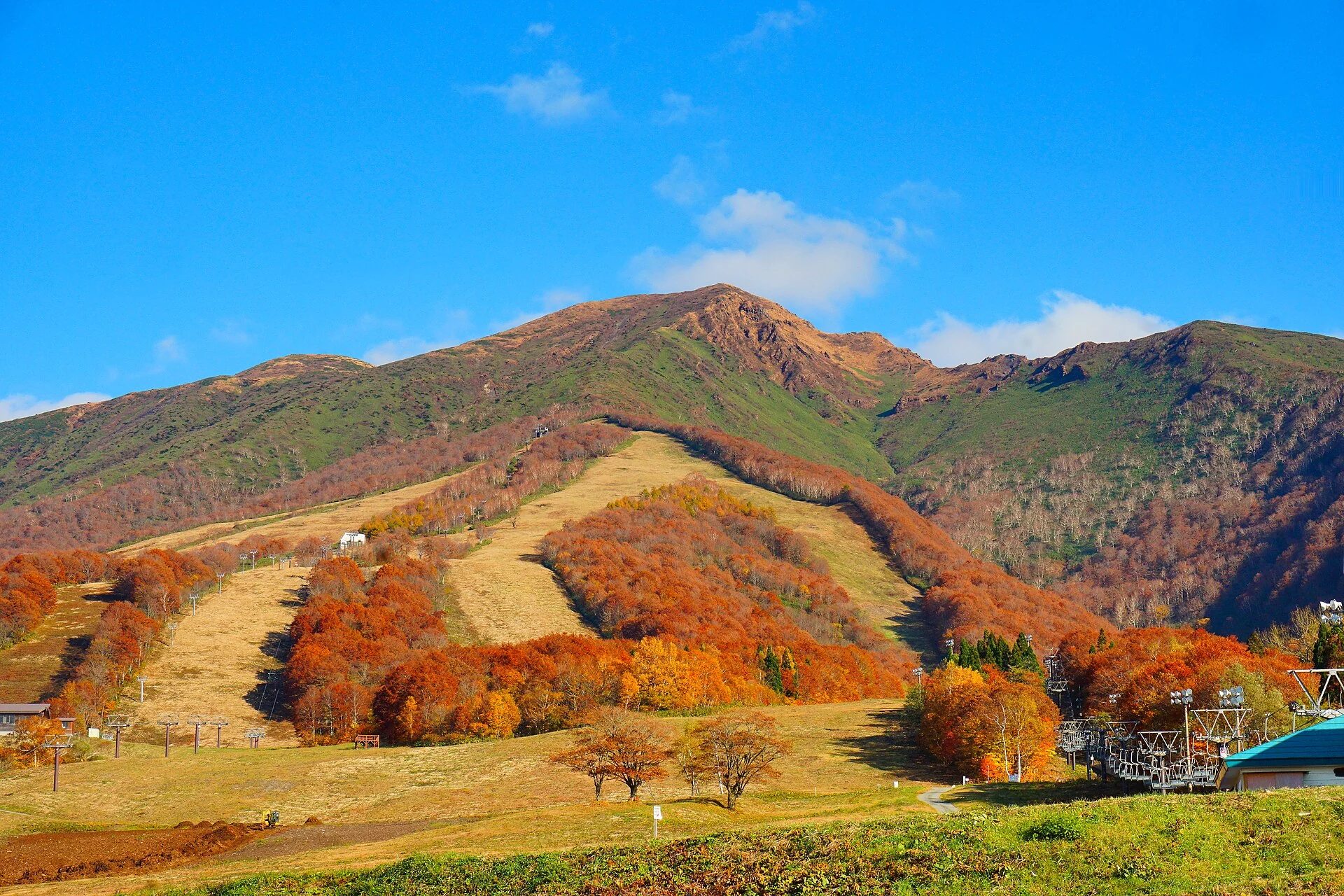秋田県仙北市・たざわ湖スキー場から望む秋田駒ヶ岳