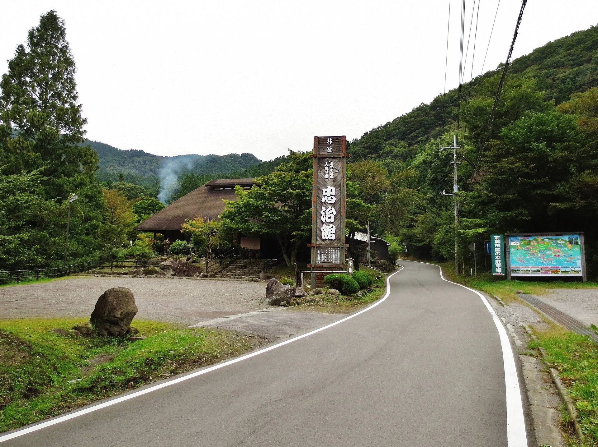 群馬県前橋市・赤城山麓の宿泊施設と周辺の道