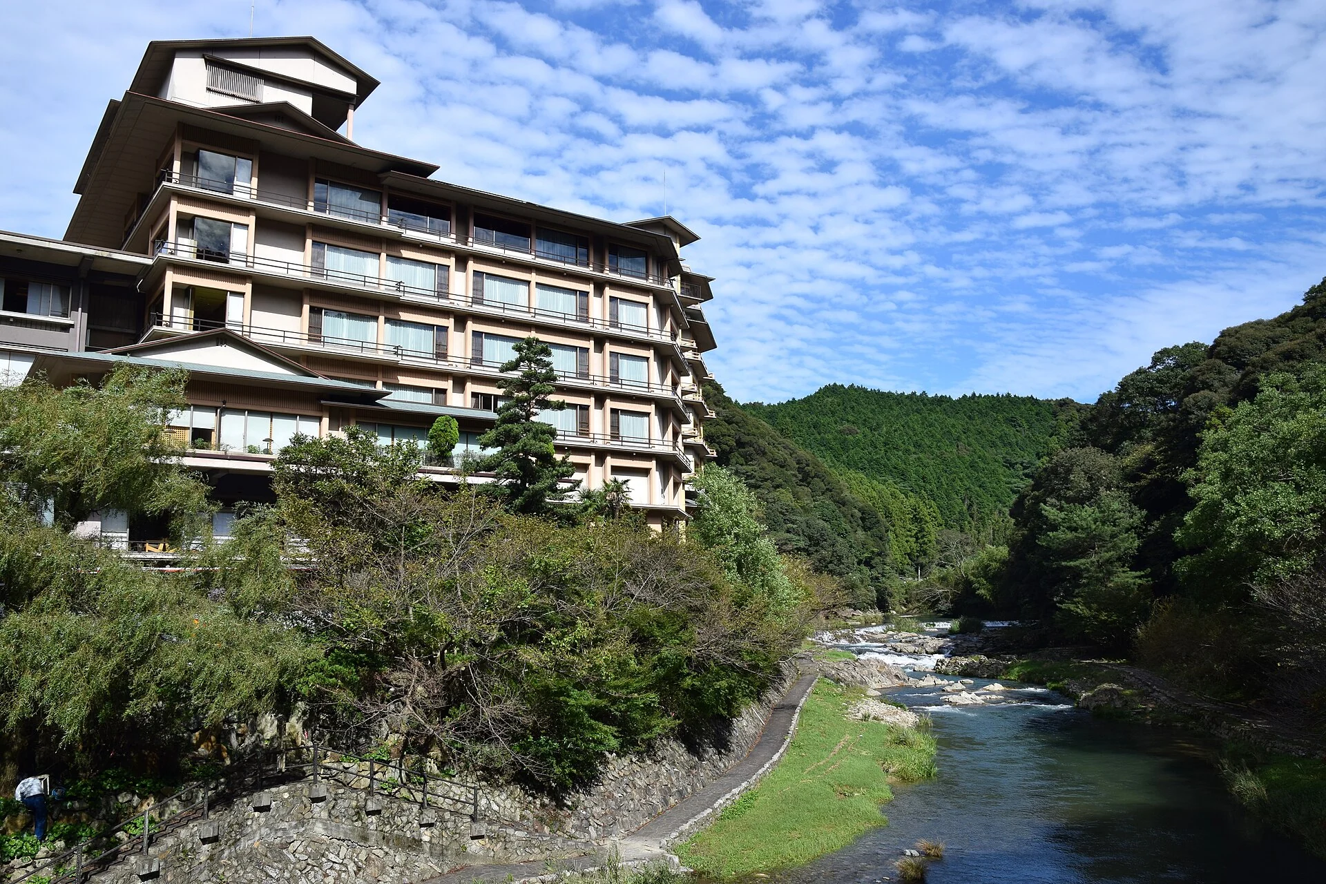 山口県長門市・川沿いに建つ旅館