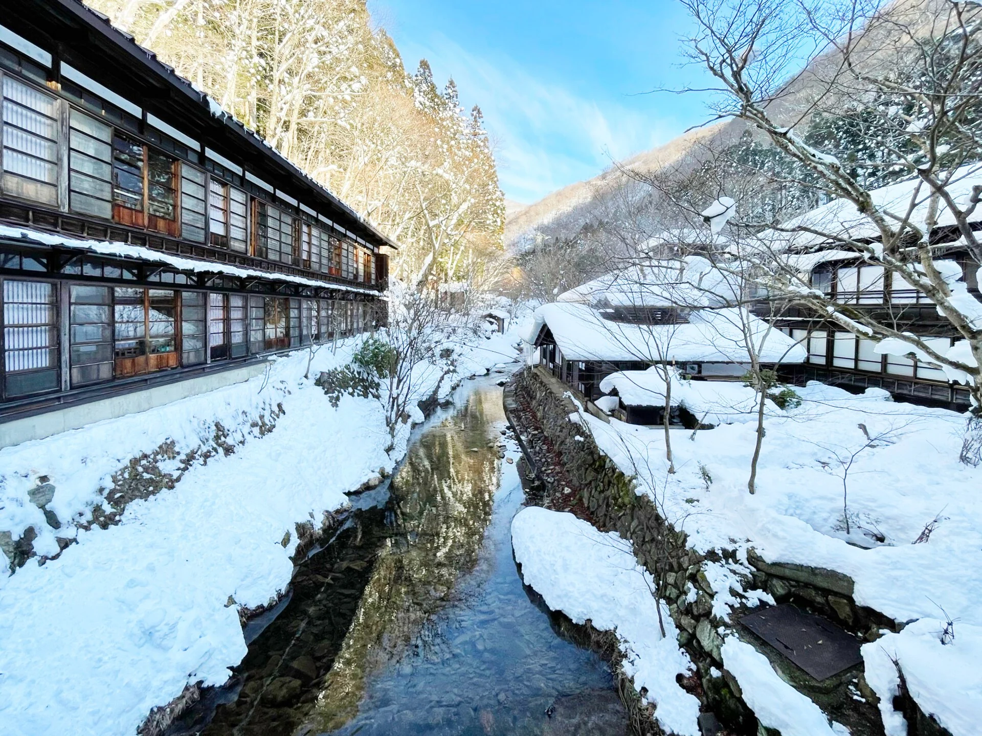 群馬県みなかみ町・法師温泉の木造建築と渓流