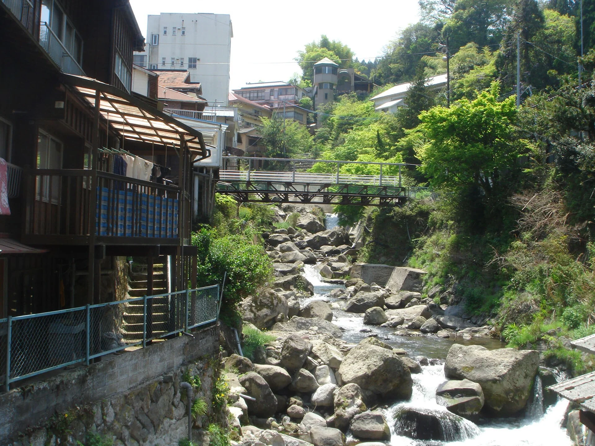 大分県由布市・湯平温泉の川沿いの街並み