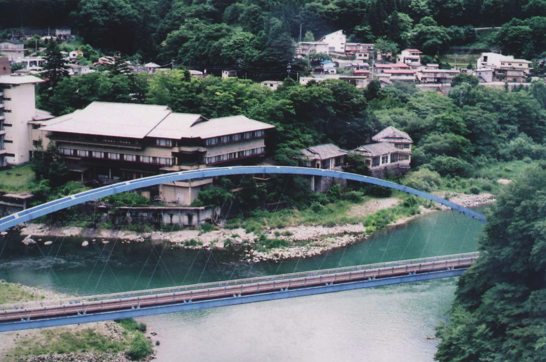 栃木県日光市・川治温泉の川沿いの宿泊施設
