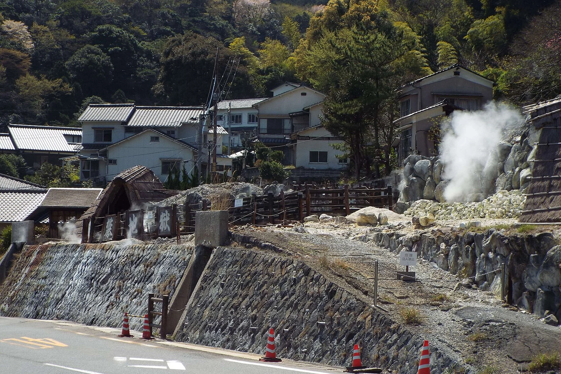 大分県別府市・明礬温泉の湯の花小屋と湯けむり