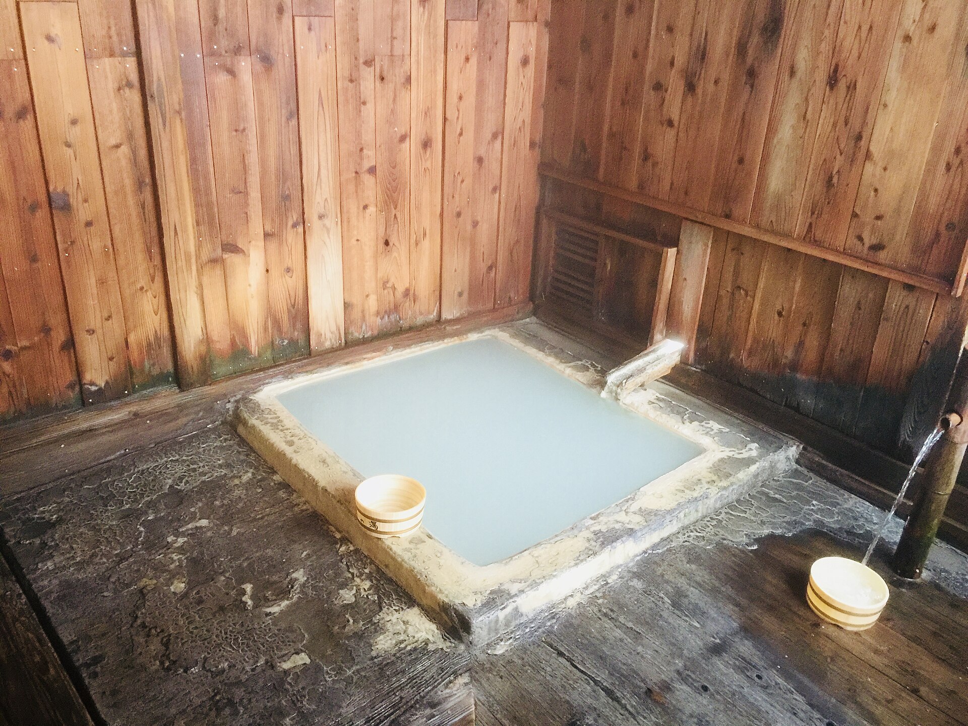 木の壁と白濁した湯がある、秋田県・鶴の湯温泉の内湯