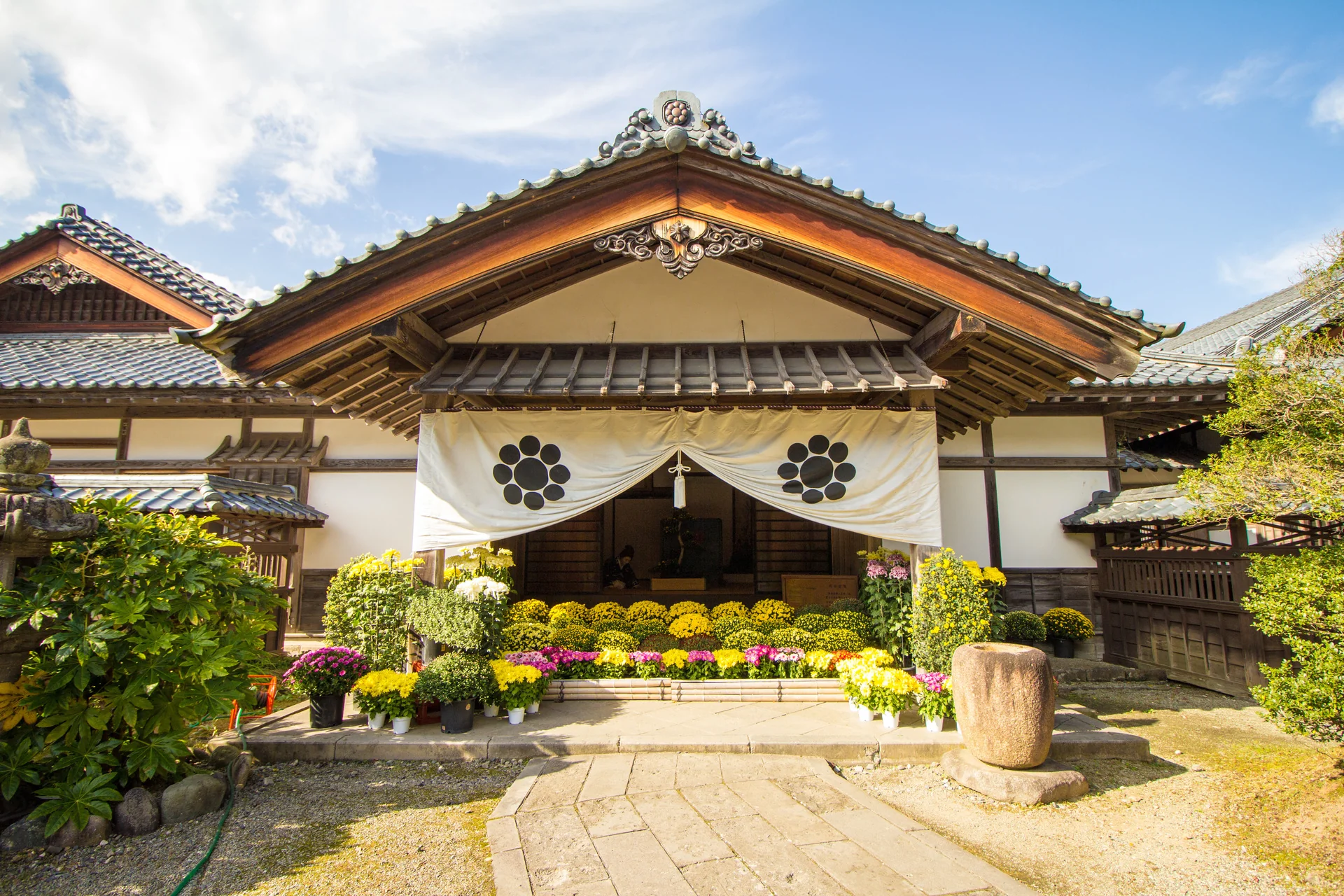 会津武家屋敷に展示される木造建築と庭