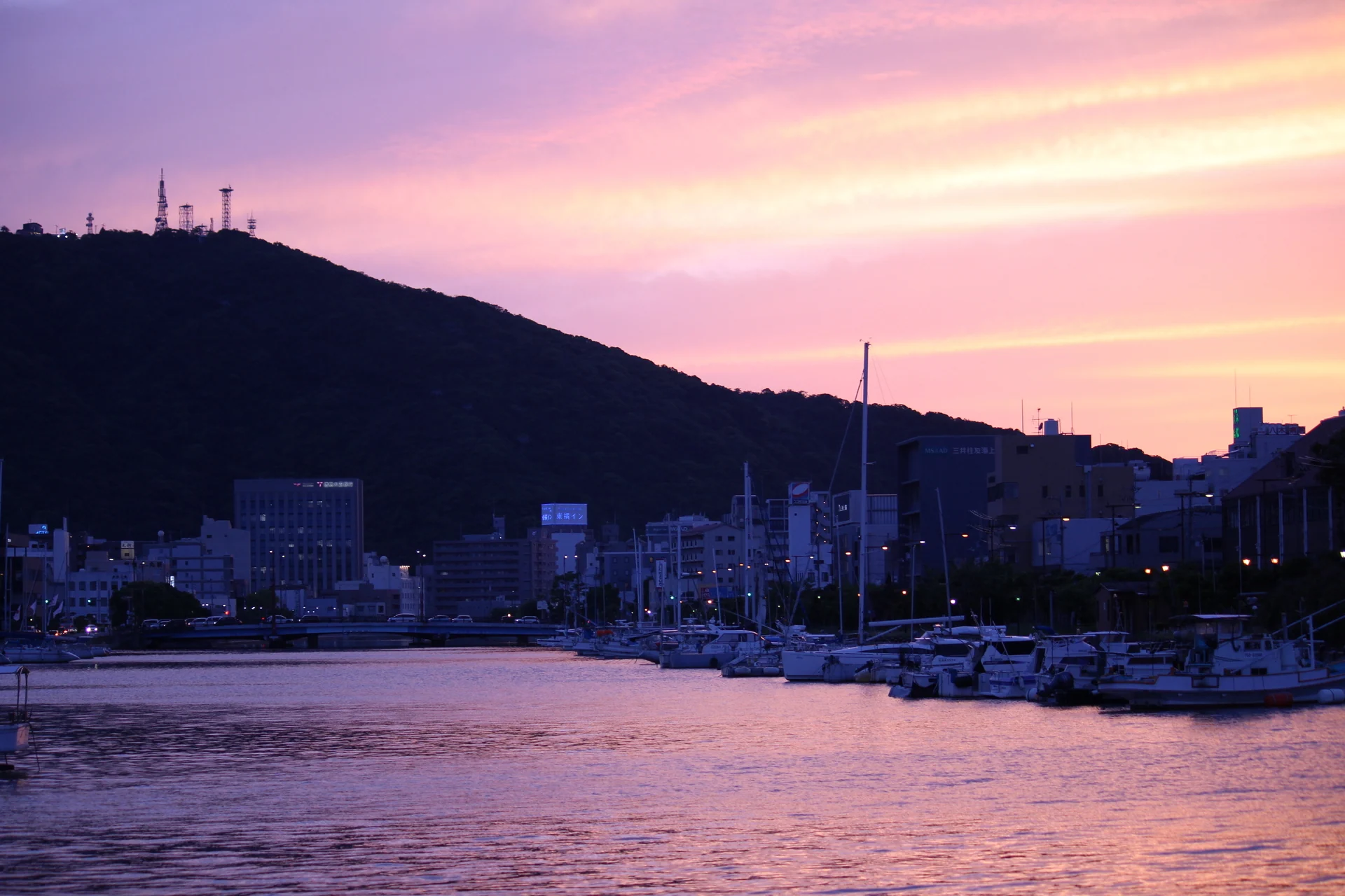 徳島県徳島市・夕焼けの眉山の夕焼けに浮かぶ眉山