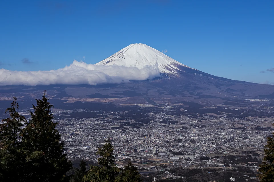 乙女峠からの富士山と御殿場の街並み
