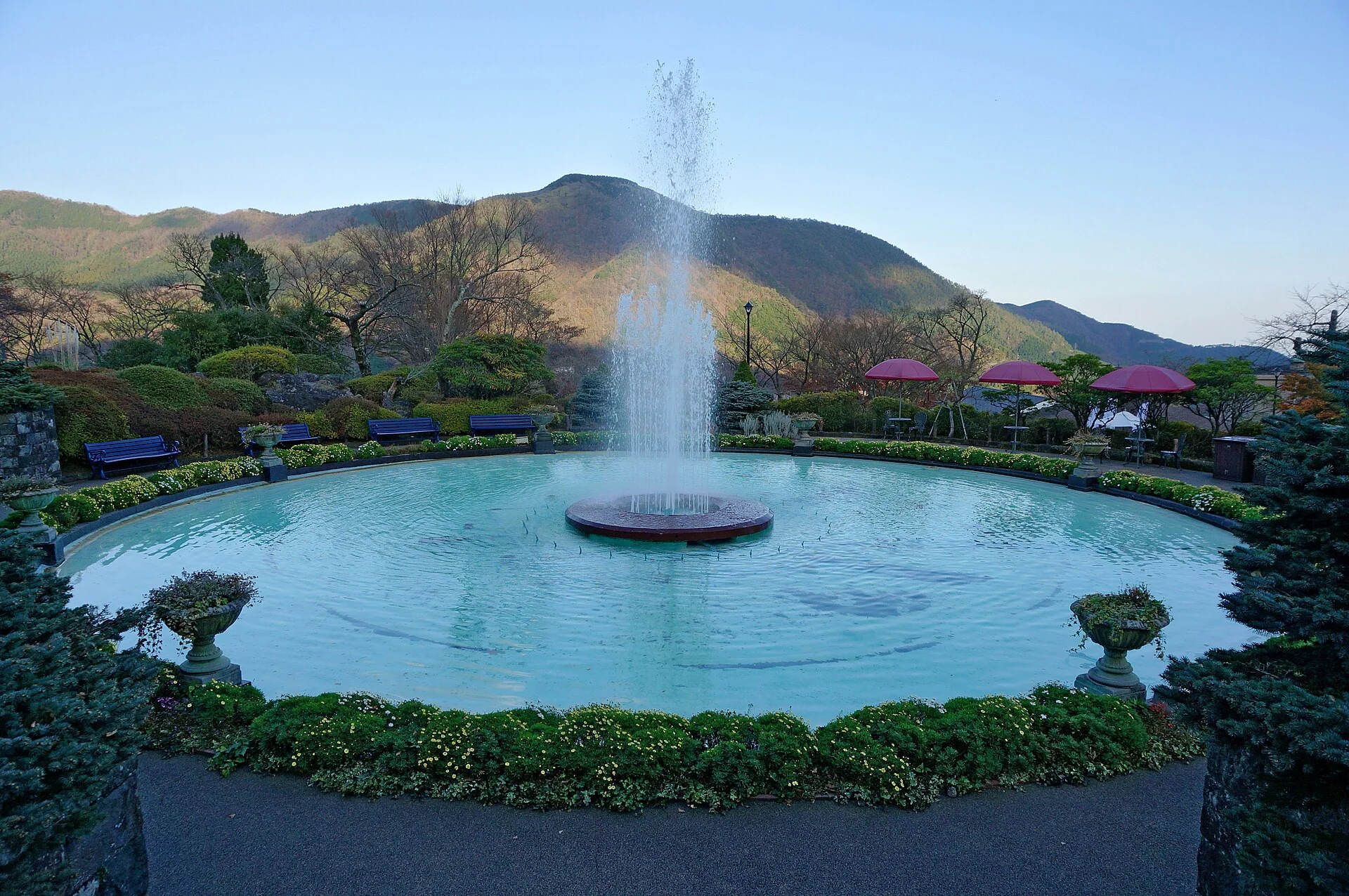 山を背景に噴水が広がる箱根強羅公園