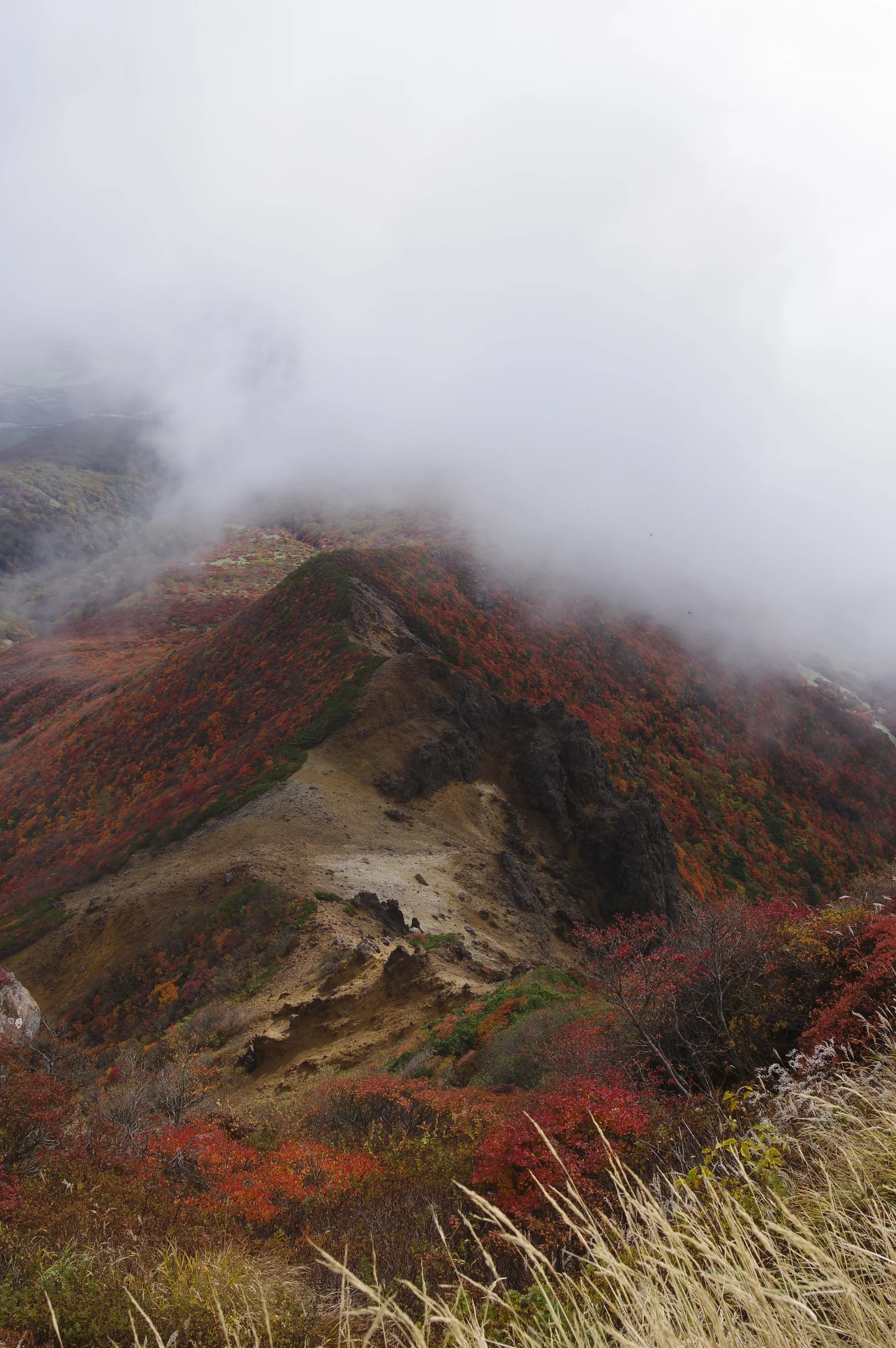 雲に包まれる那須朝日岳の稜線