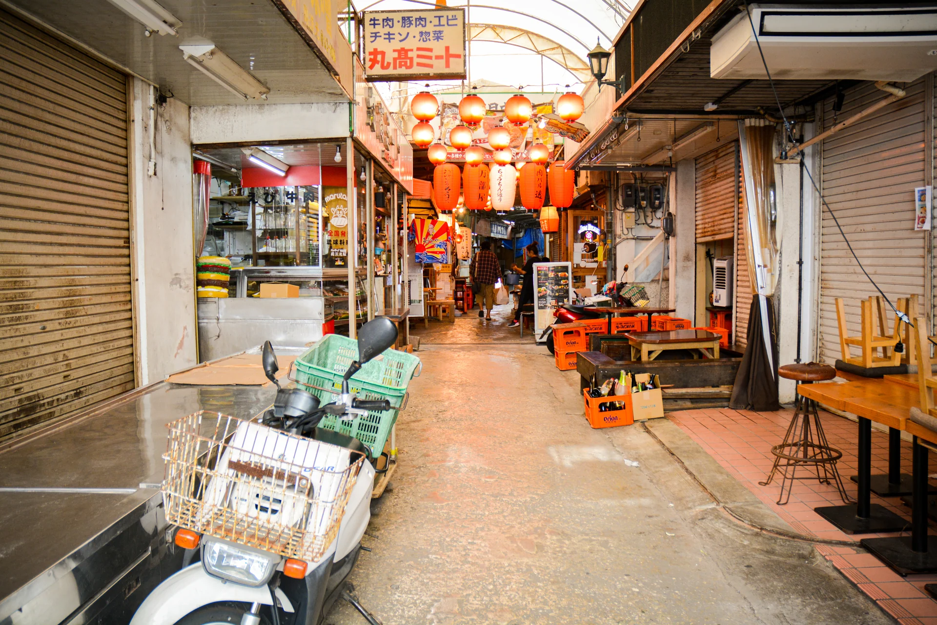 沖縄県那覇市・アーケード商店街の那覇 昼間のアーケード街