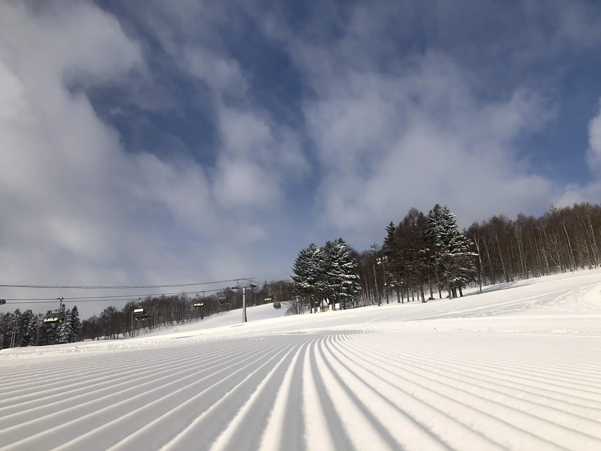 ルスツスキー場の雪の斜面と山並み