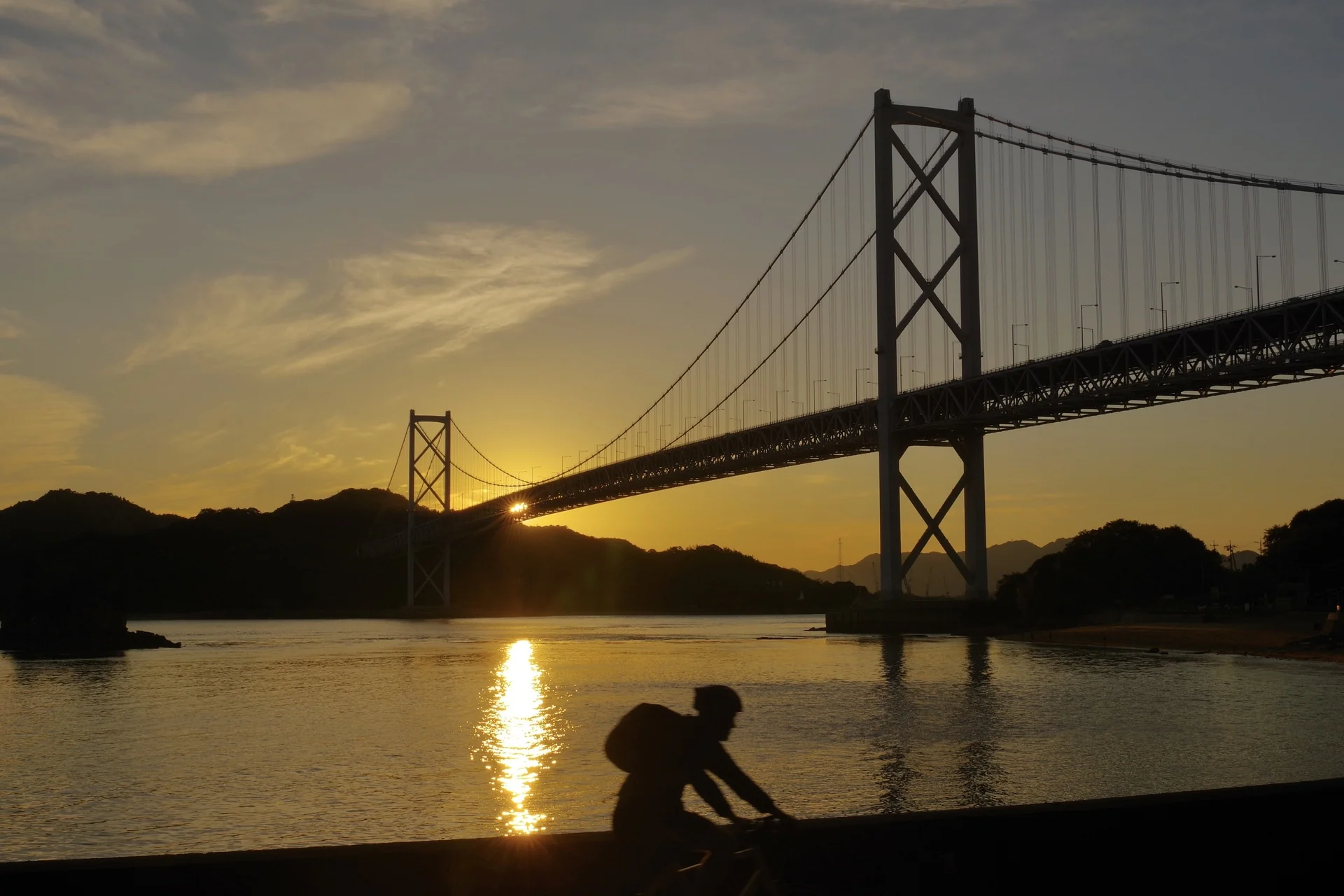 広島県尾道市・しまなみ海道のしまなみサイクリストの夕暮れ