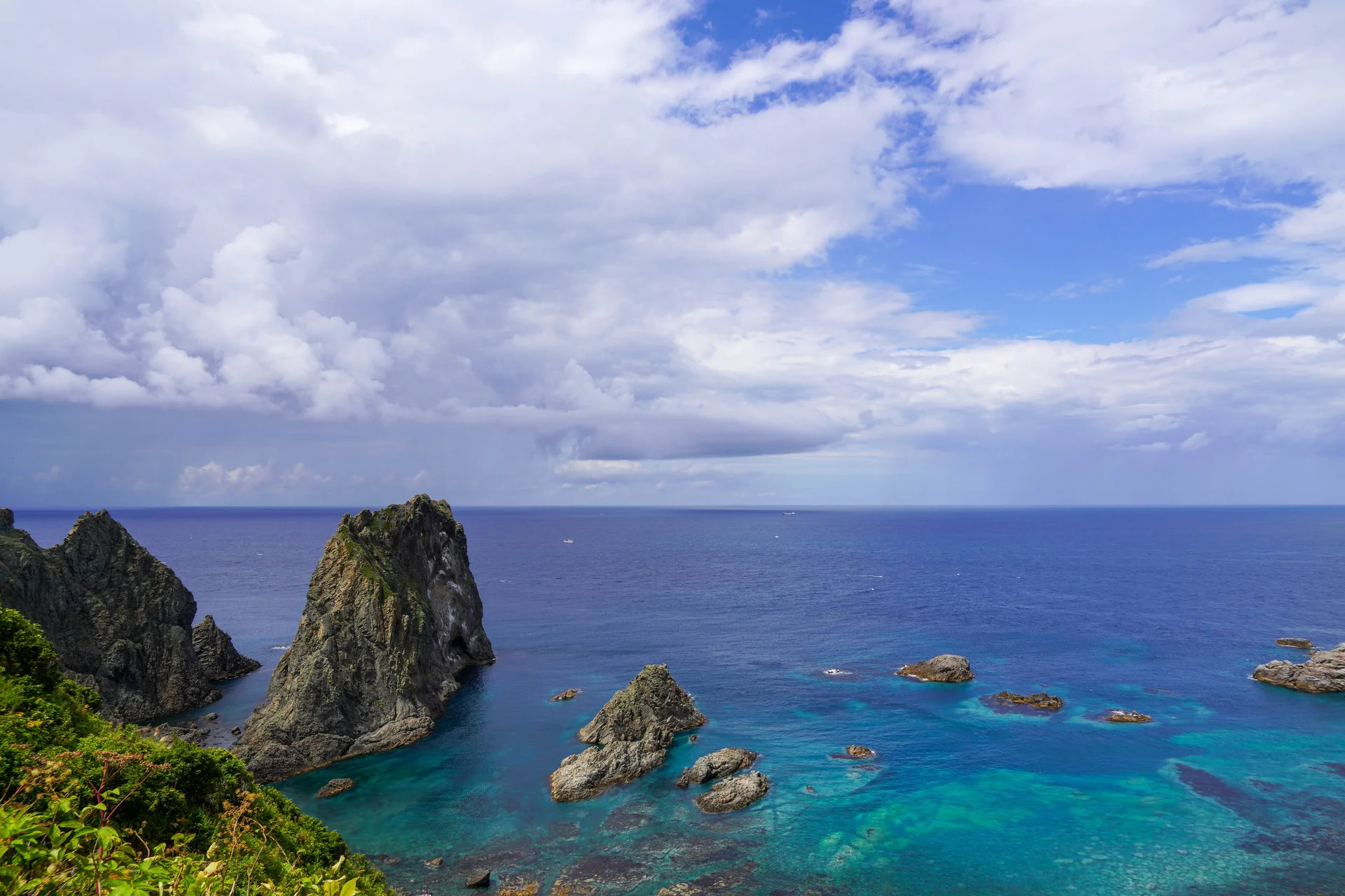 島武意海岸の岩と青い海を展望する景観