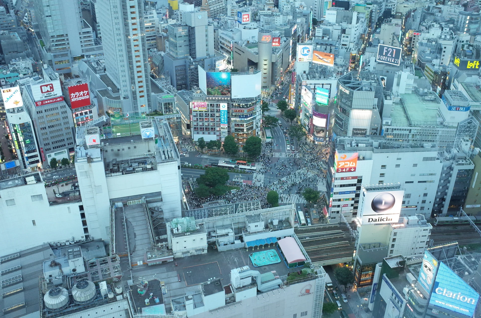 東京都渋谷区・渋谷スクランブル交差点の渋谷センター街交差点