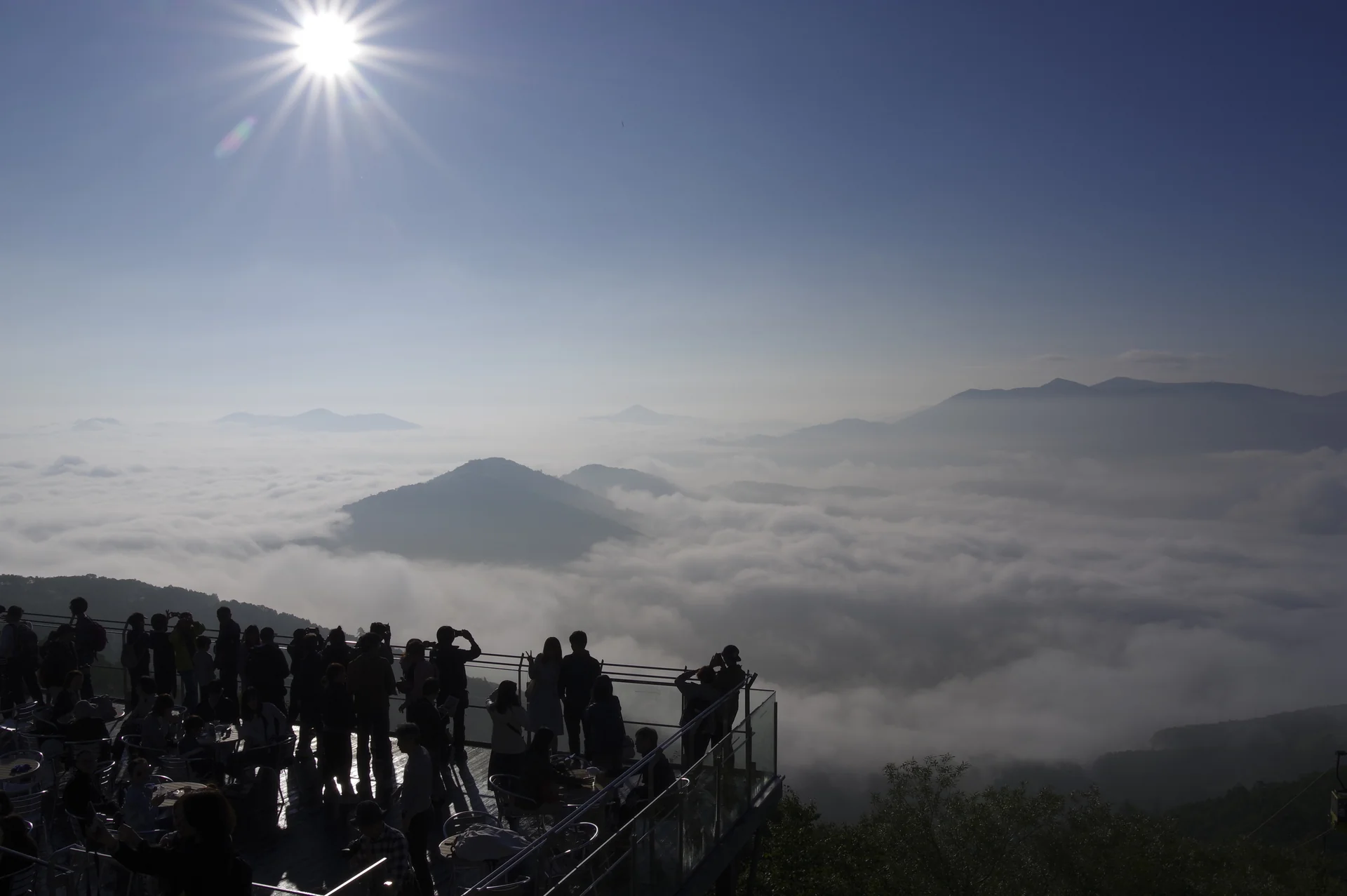 トマムの展望施設から広がる雲海と山並み