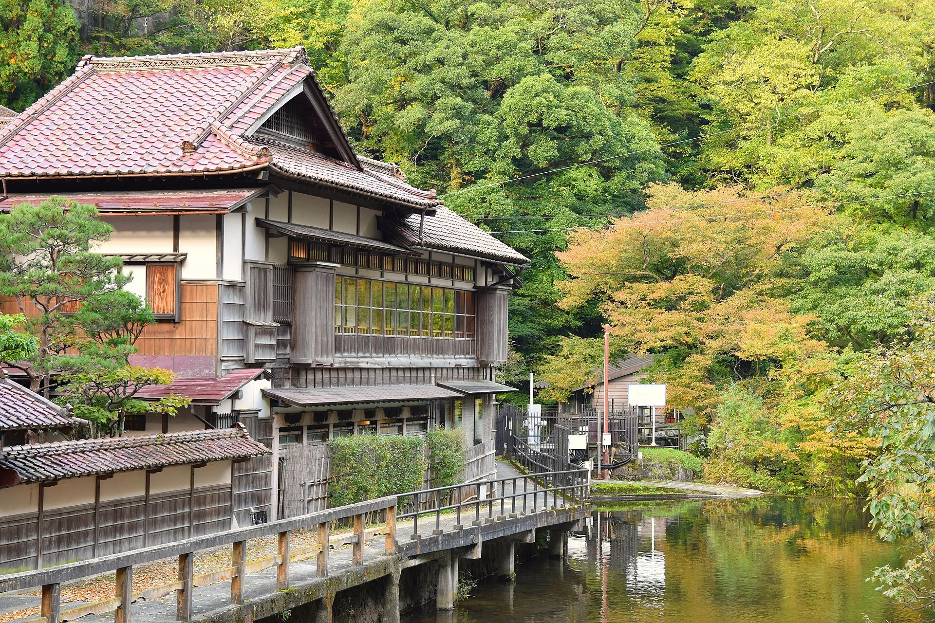 会津東山温泉・川辺の木造湯宿