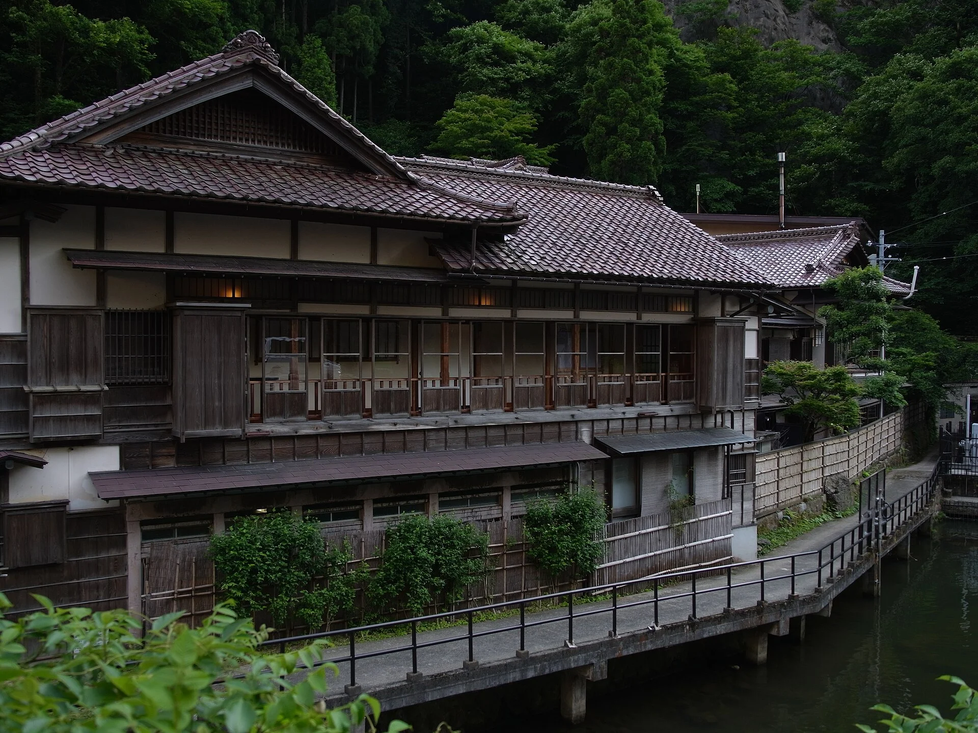 会津東山温泉・向瀧の川沿いの佇まい