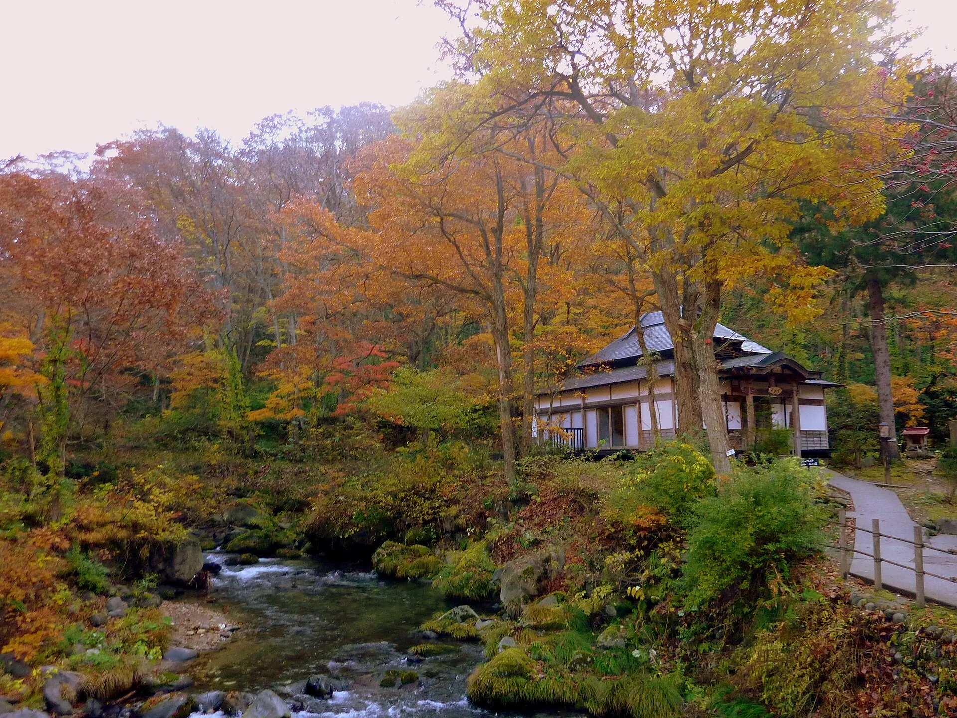 青荷温泉・紅葉と渓流に囲まれた湯宿