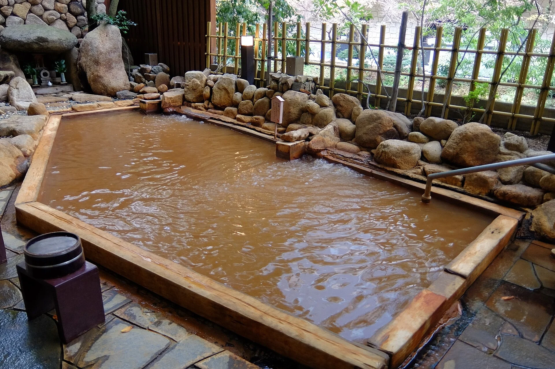 有馬温泉・月光園の金色の湯をたたえる浴場