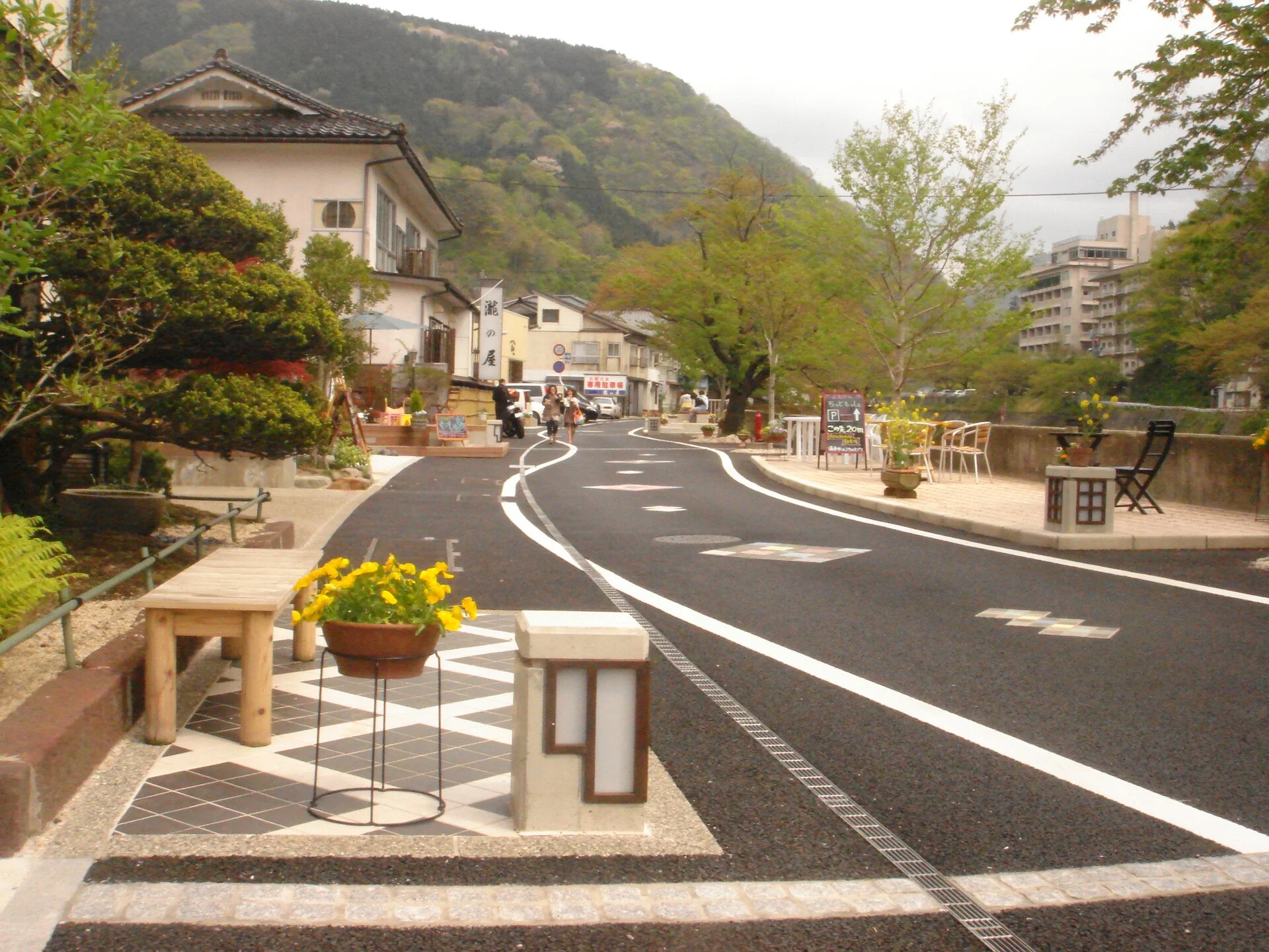 あつみ温泉・山並みに続く温泉街の通り