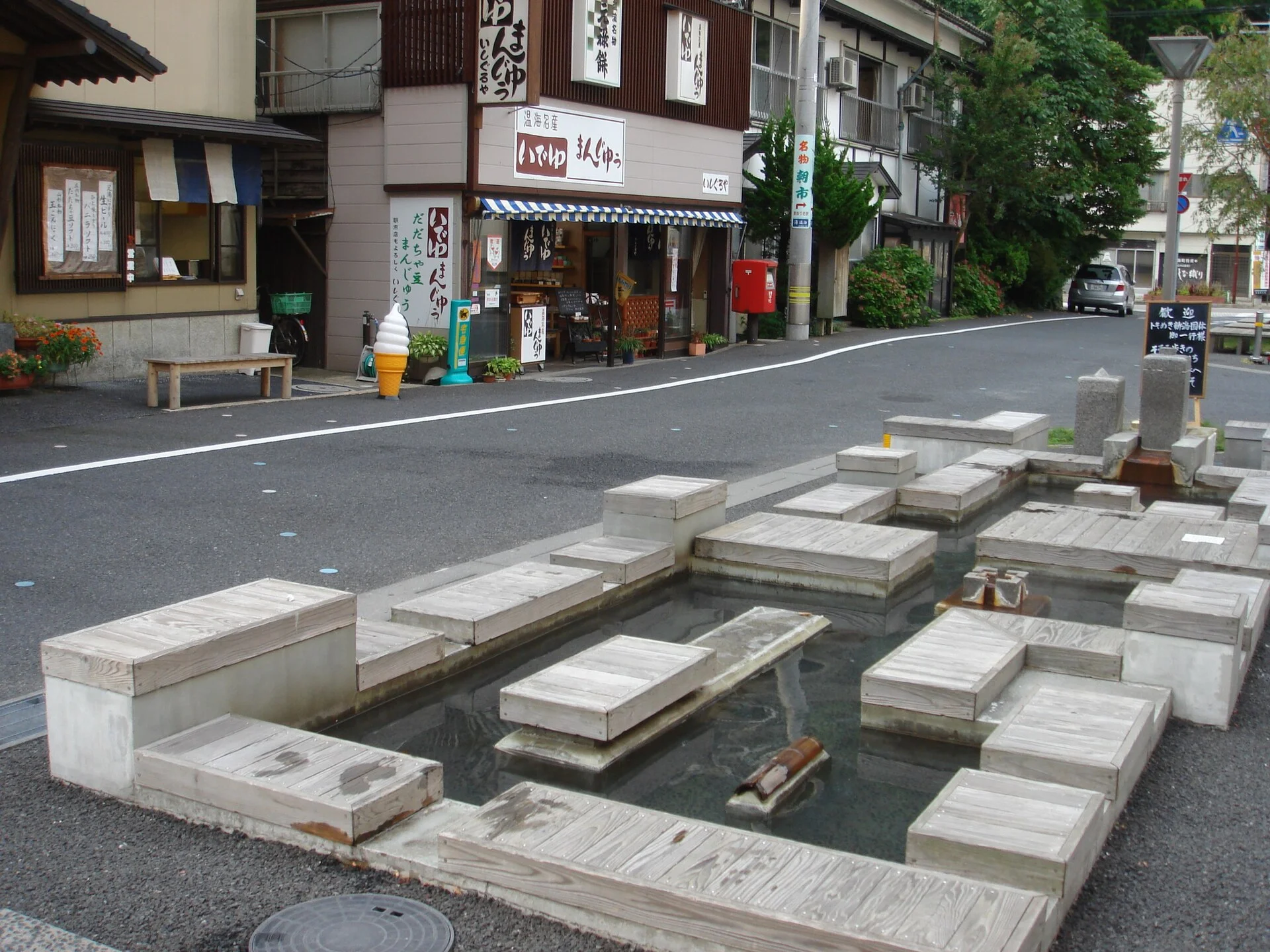 あつみ温泉・通りの中に設けられた足湯