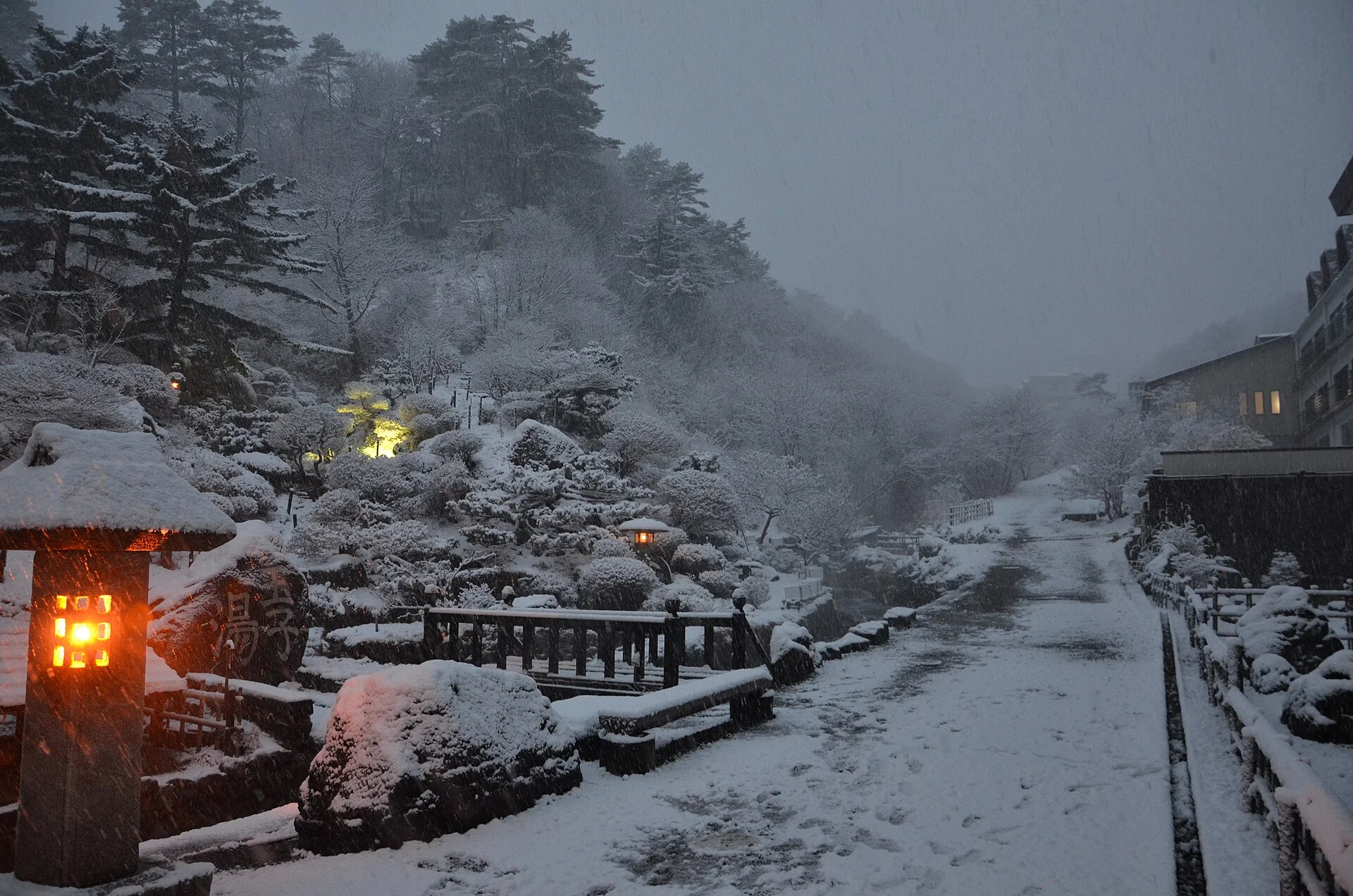 高湯温泉・雪に包まれた玉子湯の風景