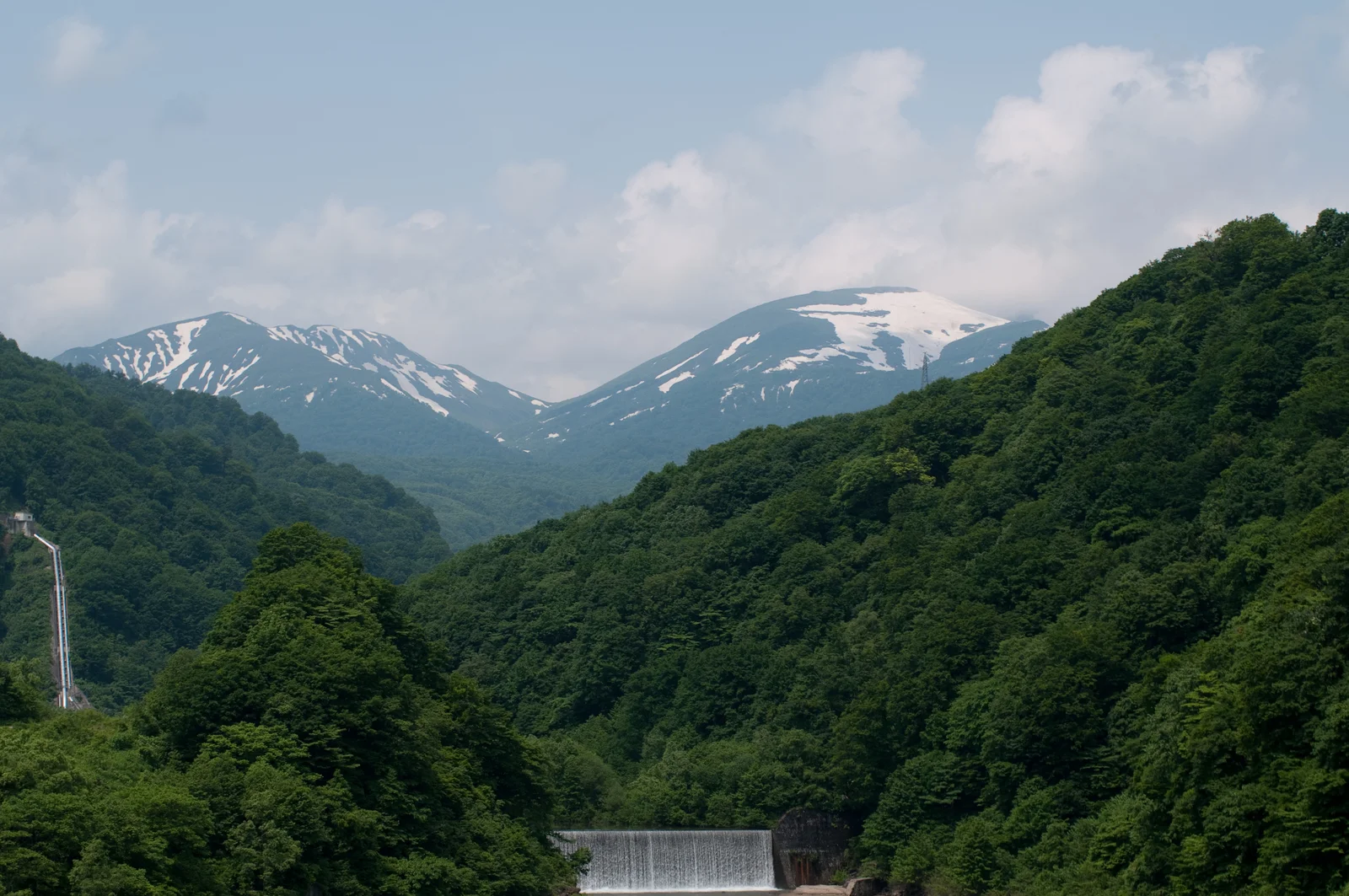 月山山麓側から望む湯殿山と姥ヶ岳