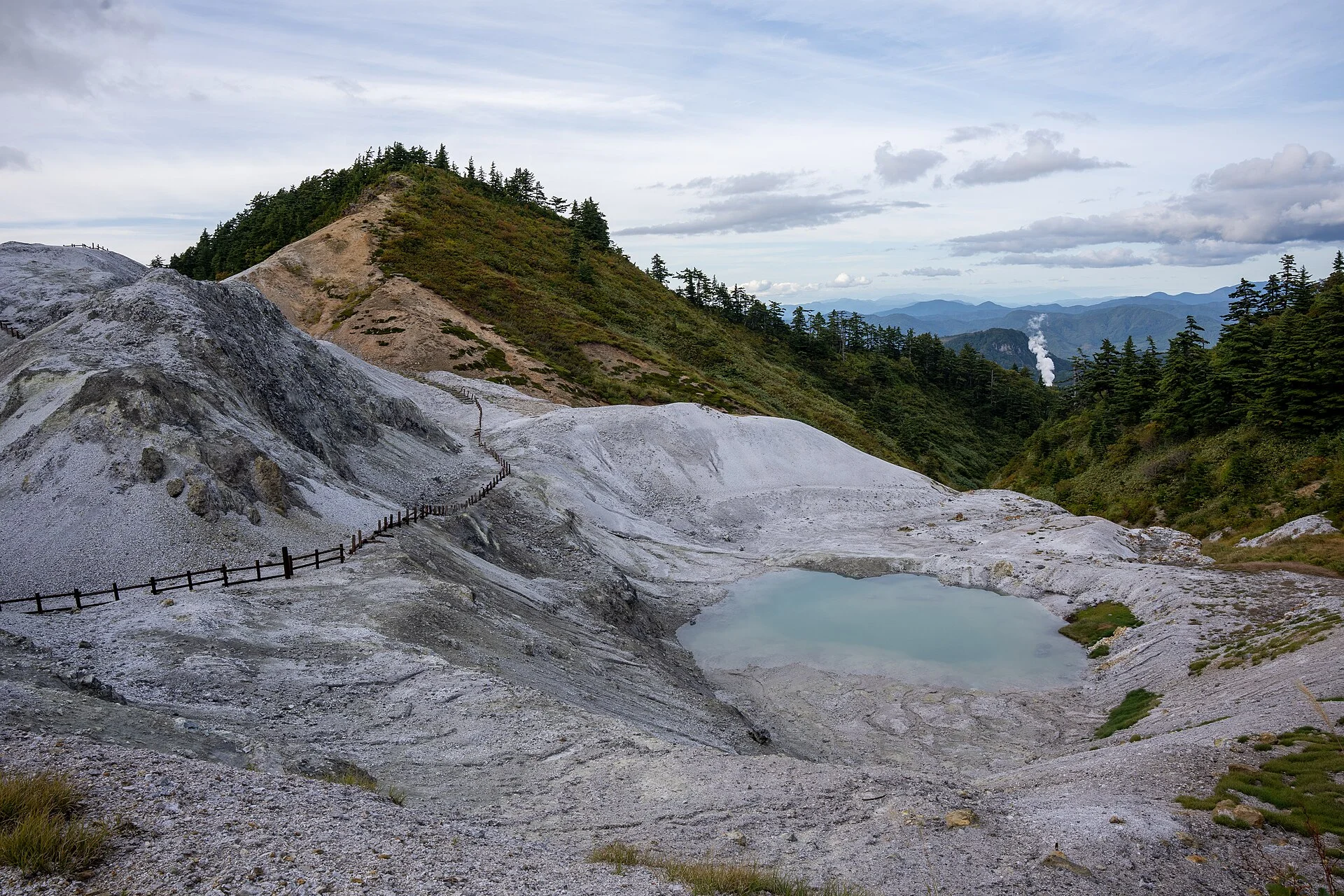 川原毛地獄・山肌をたどる風景
