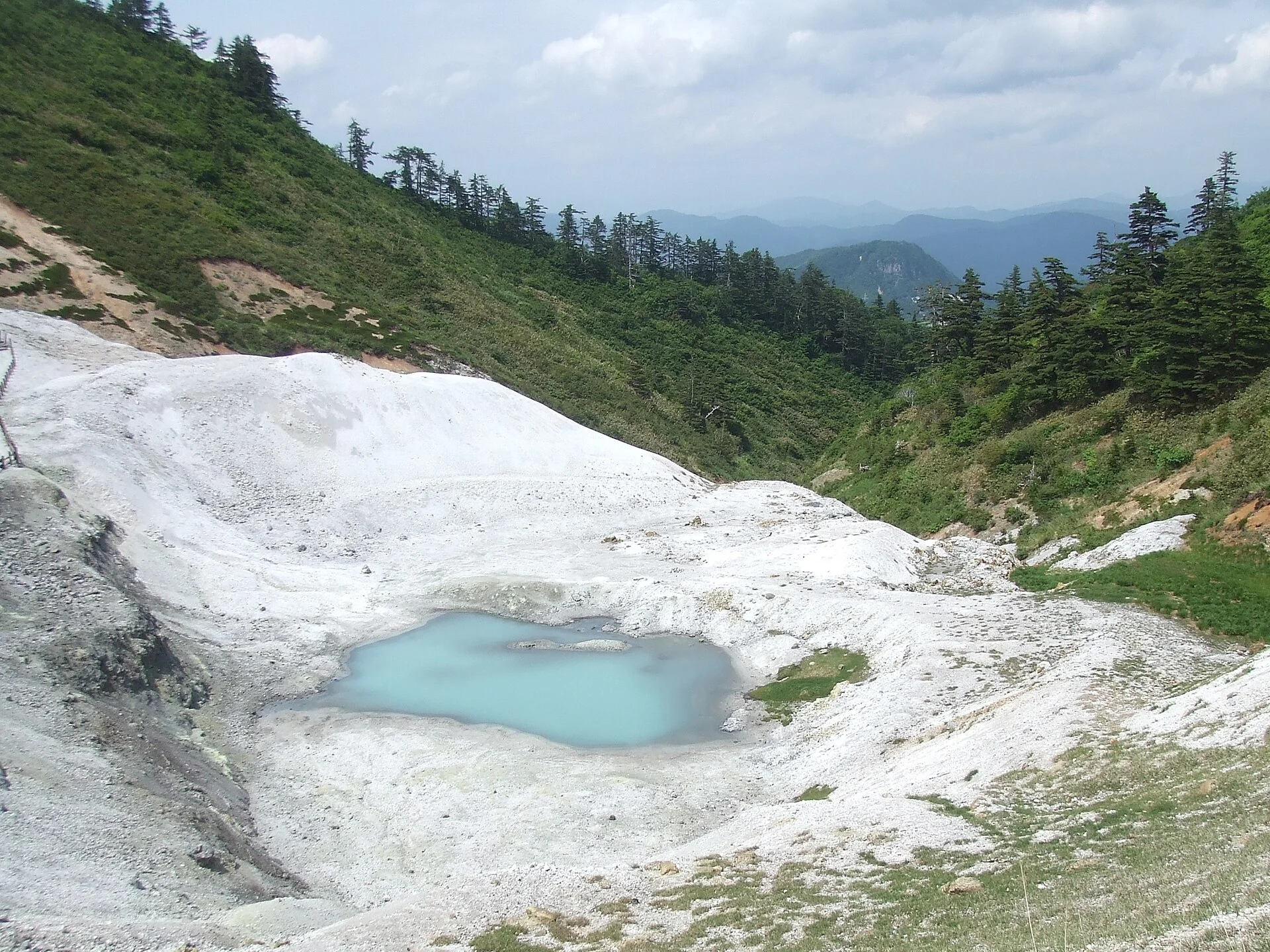 川原毛地獄・白い岩肌と水たまり