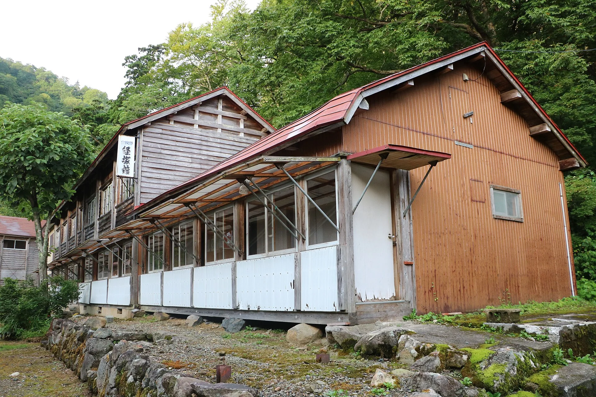 夏油温泉・山の緑に囲まれた湯治棟