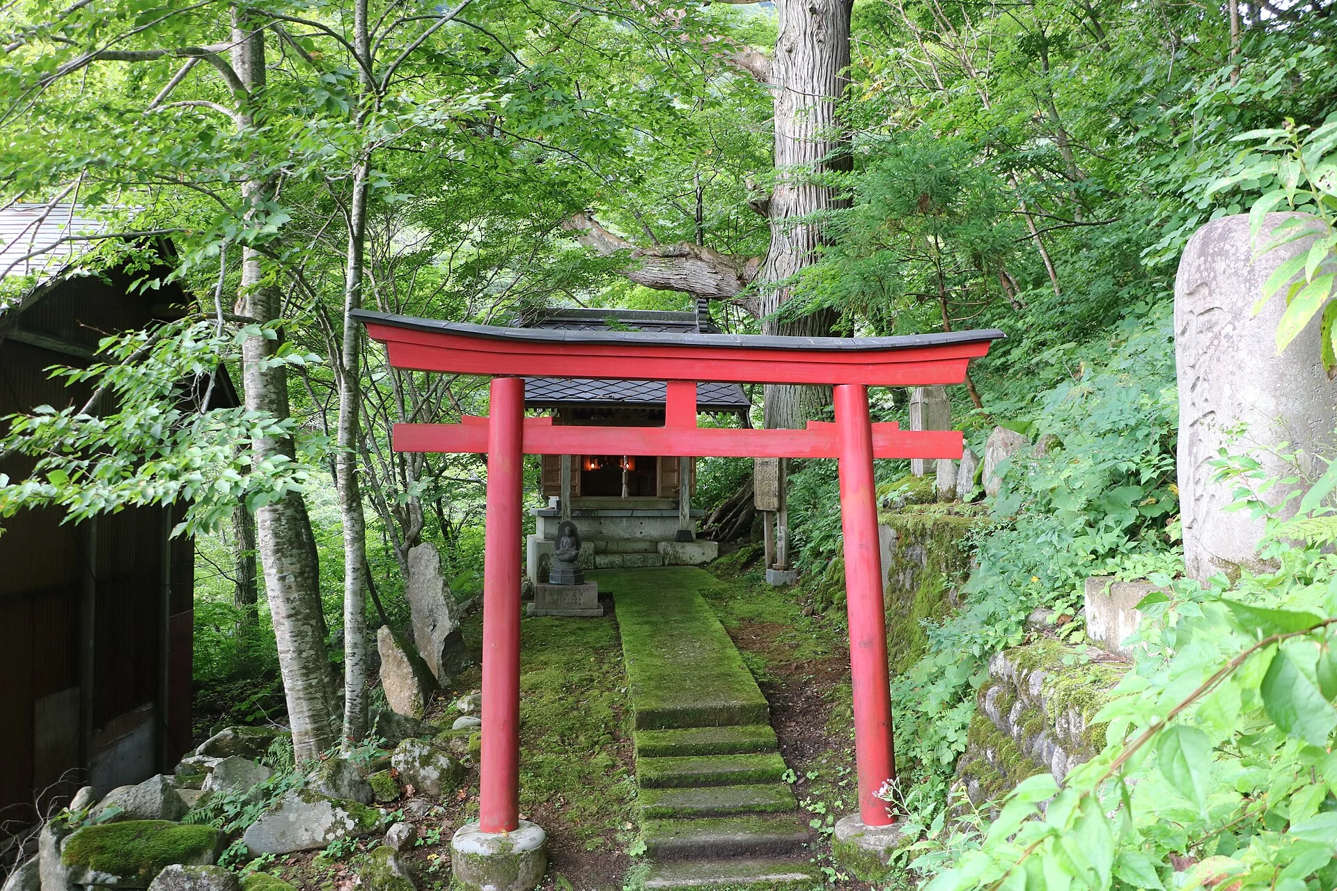 夏油温泉・木立の中の薬師神社