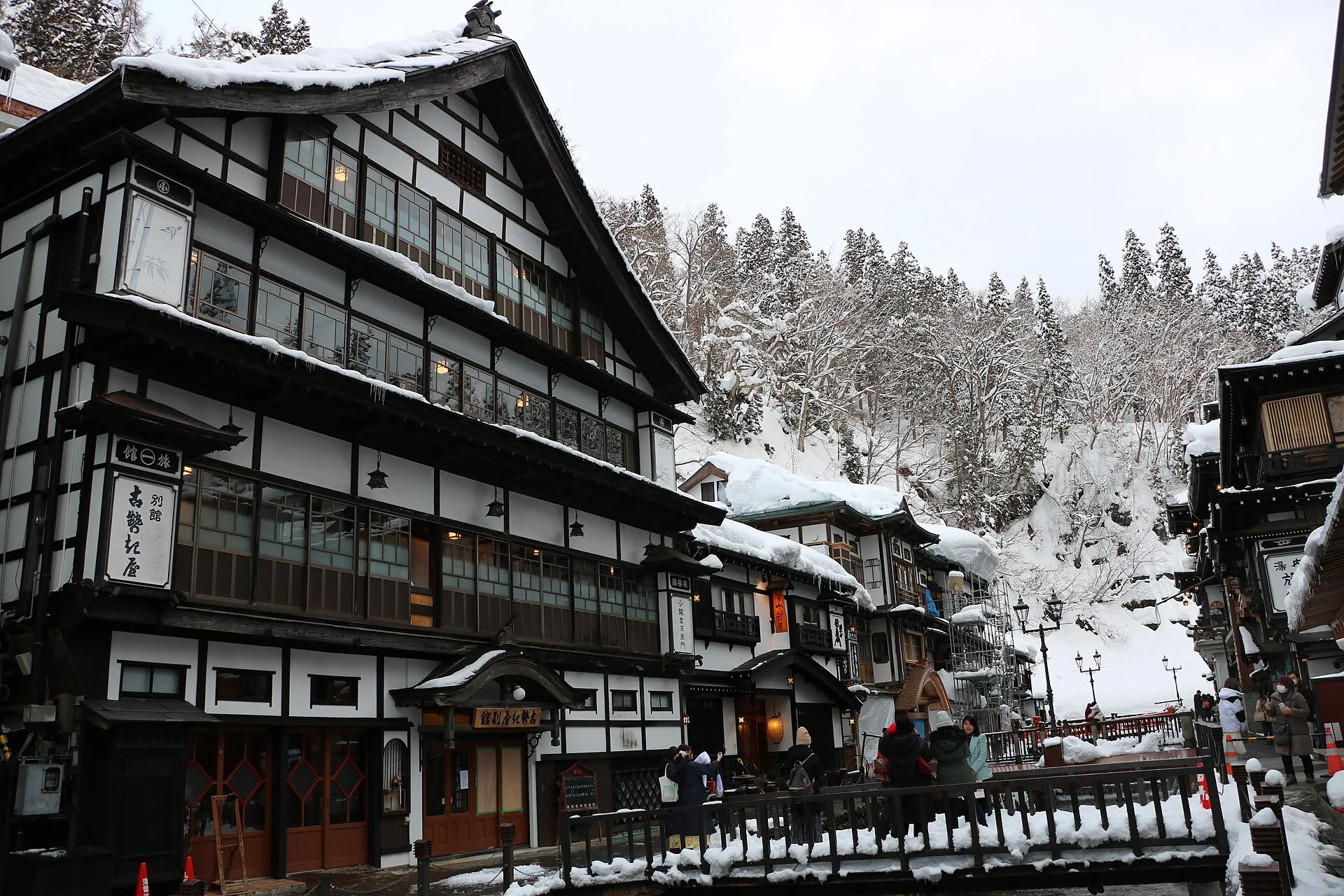 銀山温泉・木造多層建築の表情