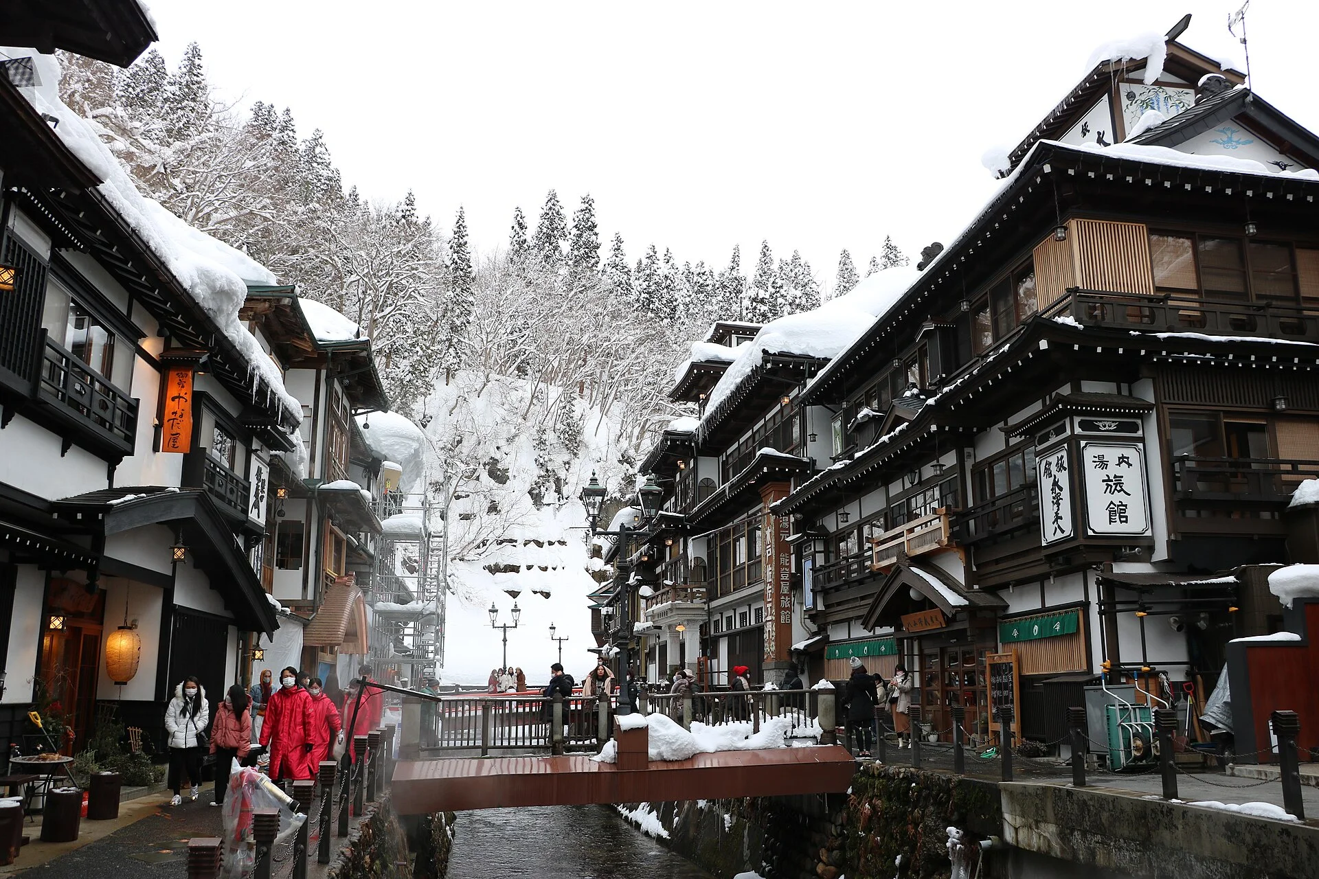 銀山温泉・雪をまとった川沿いの温泉街
