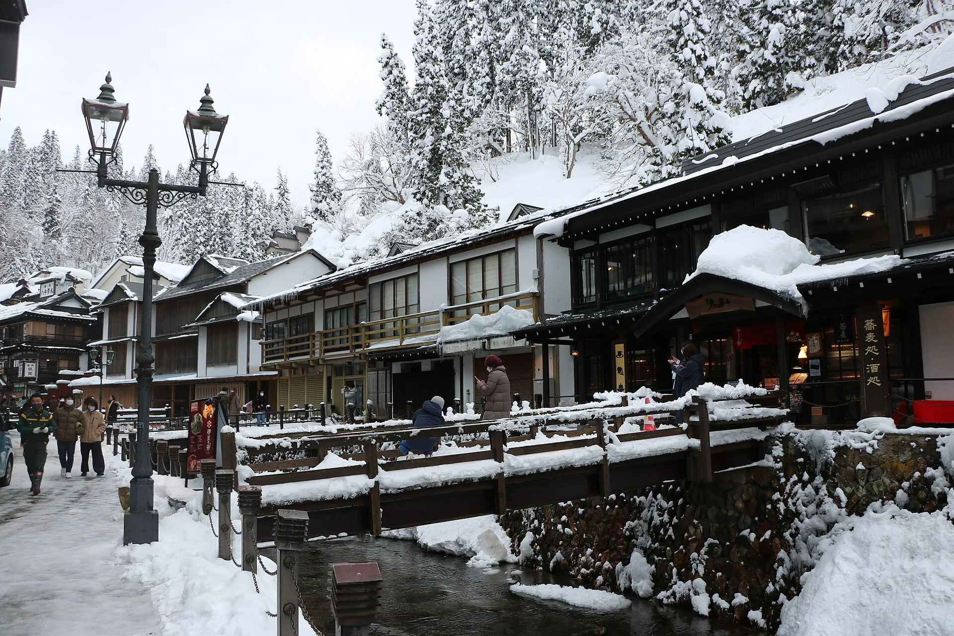 銀山温泉・冬の街灯と川辺の風景