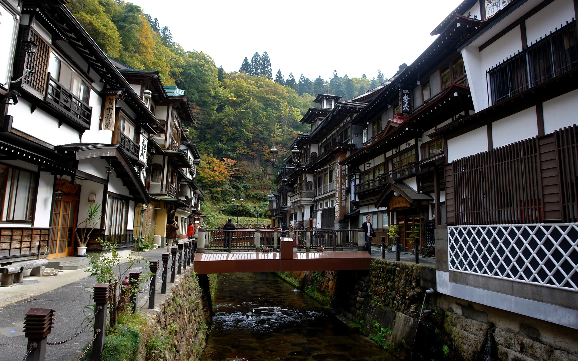 銀山温泉・川を挟んで向き合う木造湯宿