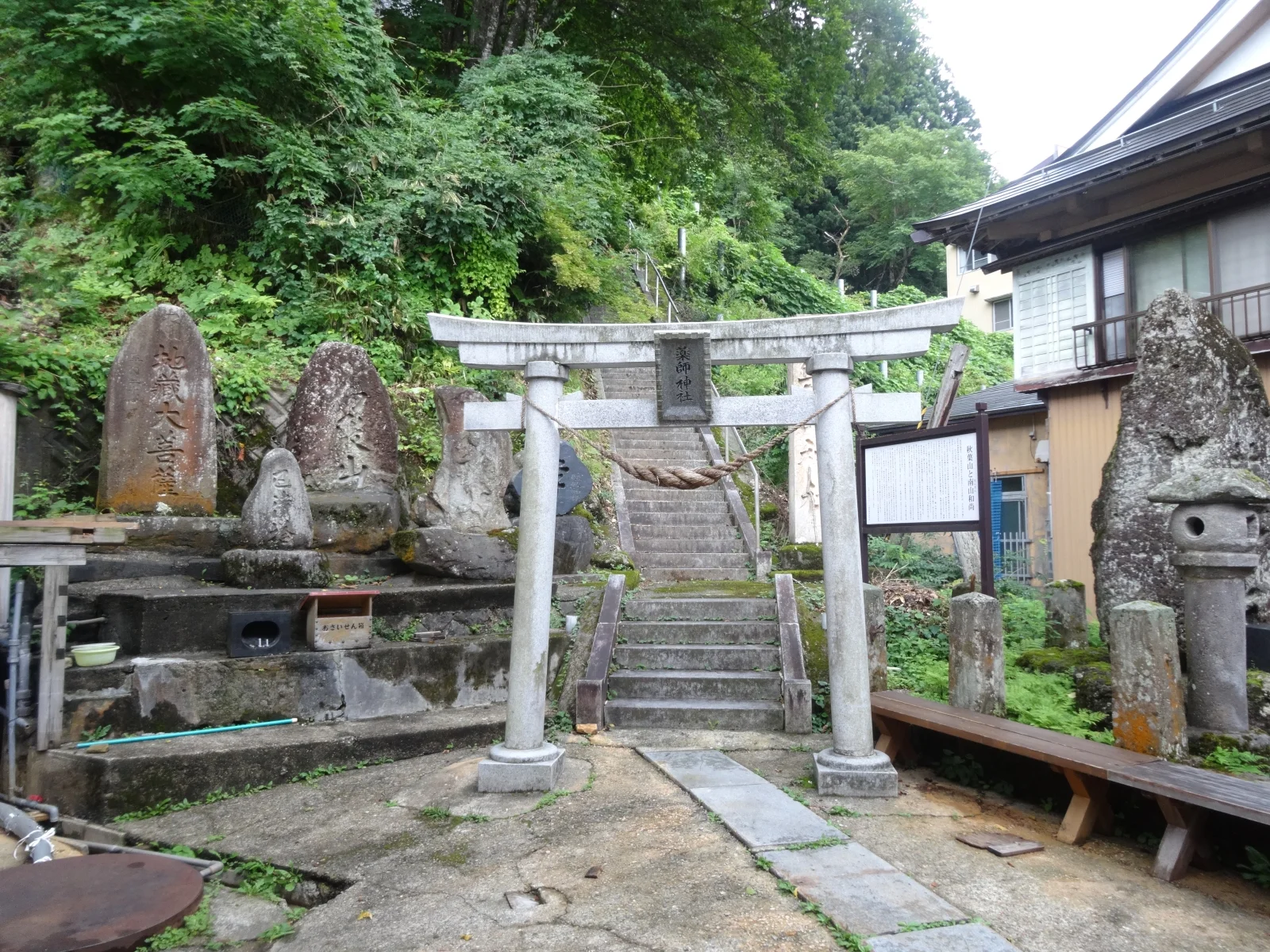 肘折温泉・薬師神社へ向かう入口