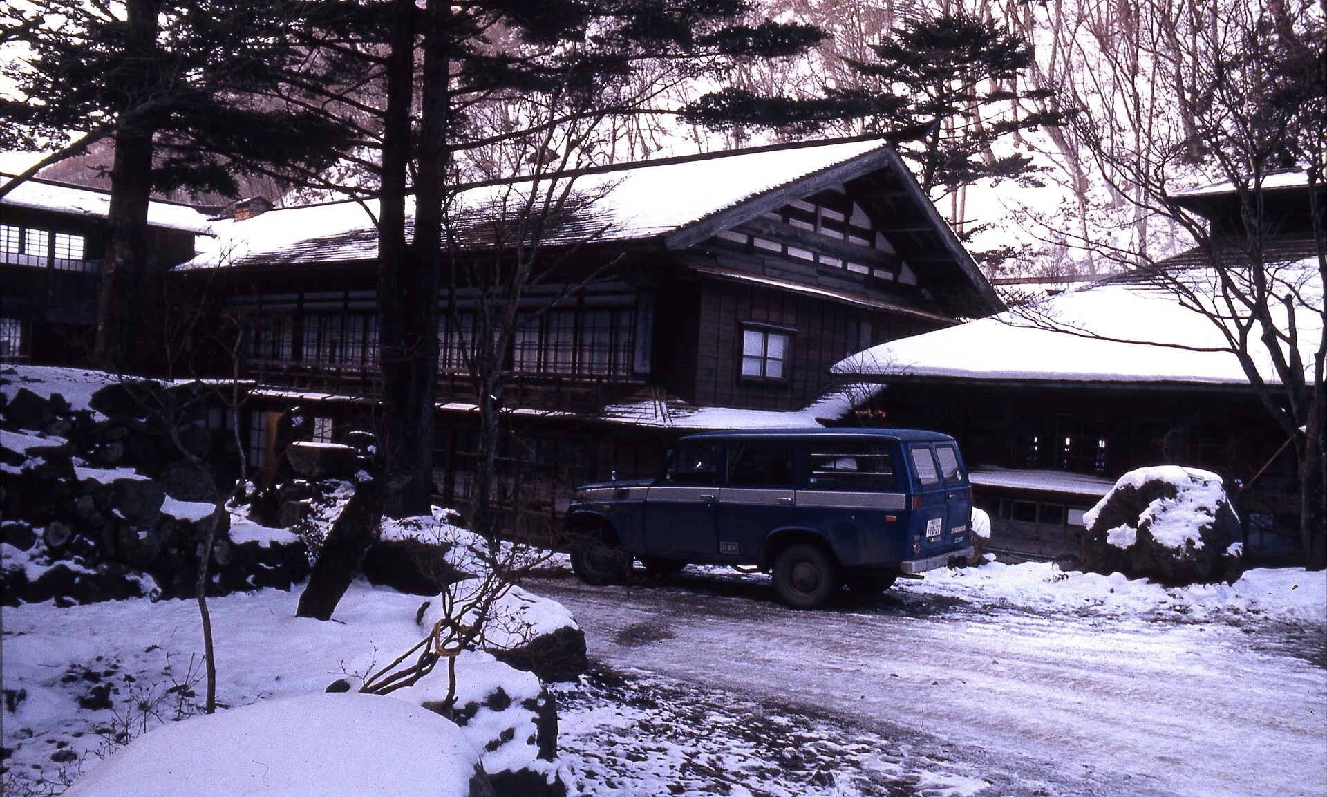 法師温泉・雪の残る長寿館の外観