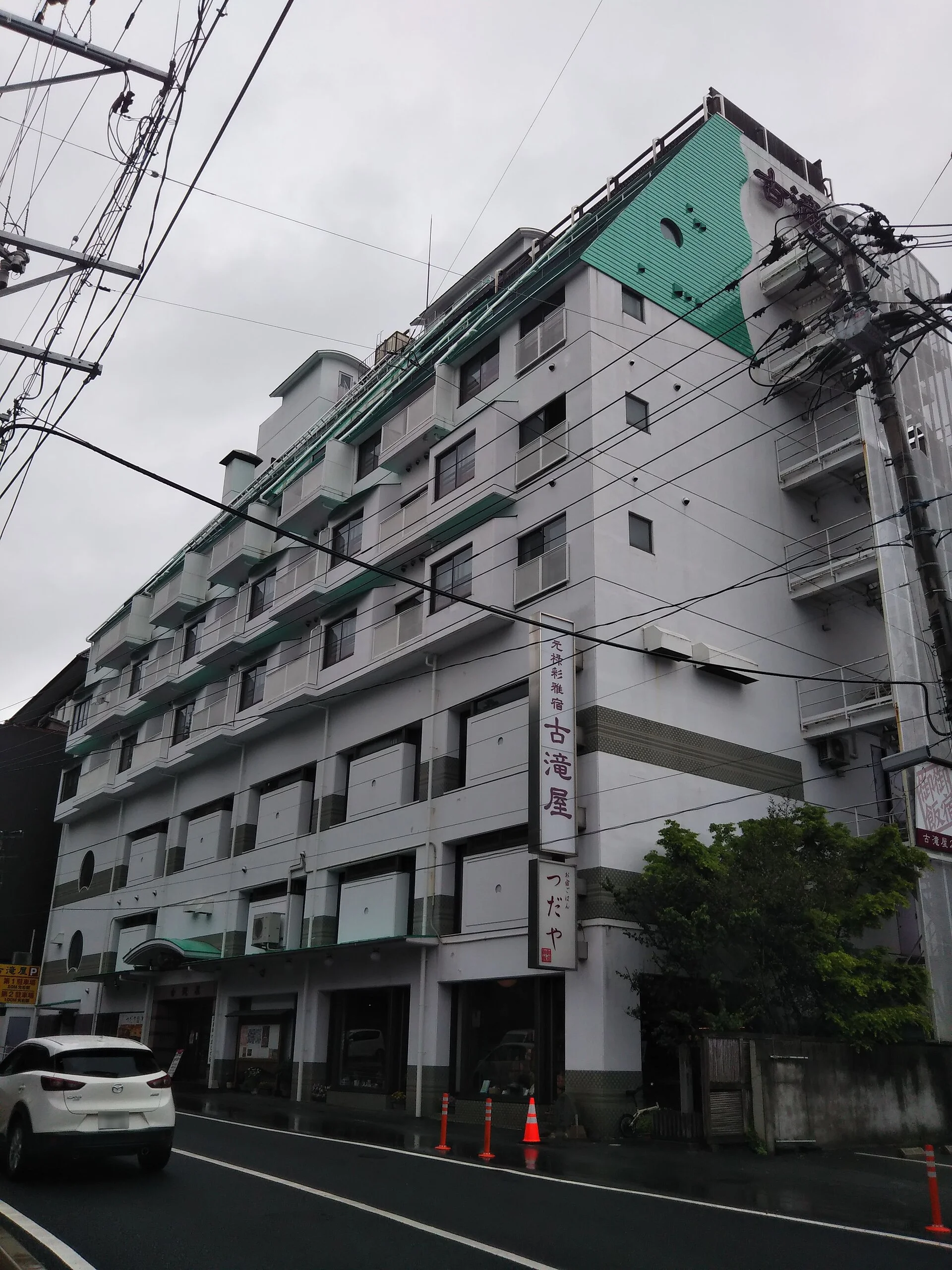 いわき湯本温泉・通りから見上げる古滝屋