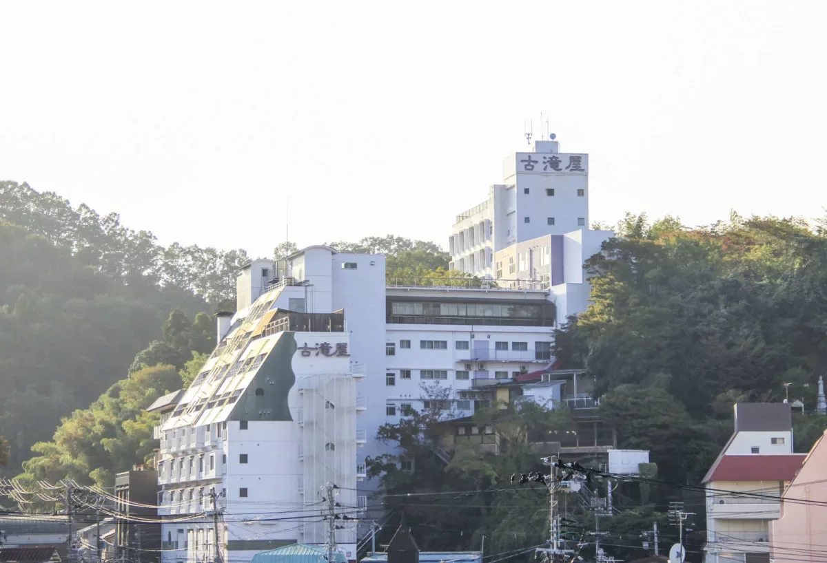 いわき湯本温泉・山際に立つ古滝屋の外観