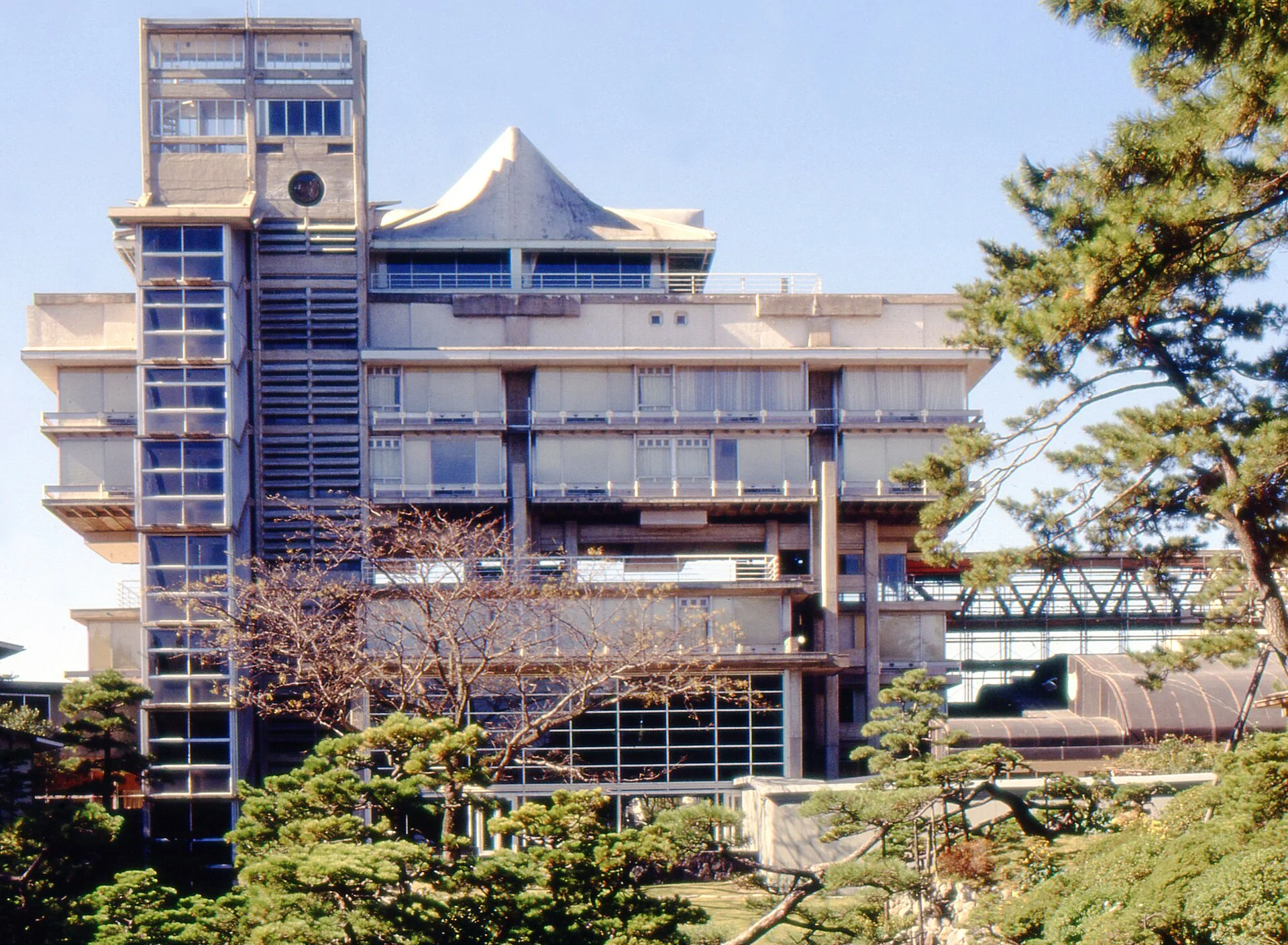 皆生温泉・菊竹清訓設計の東光園の建築
