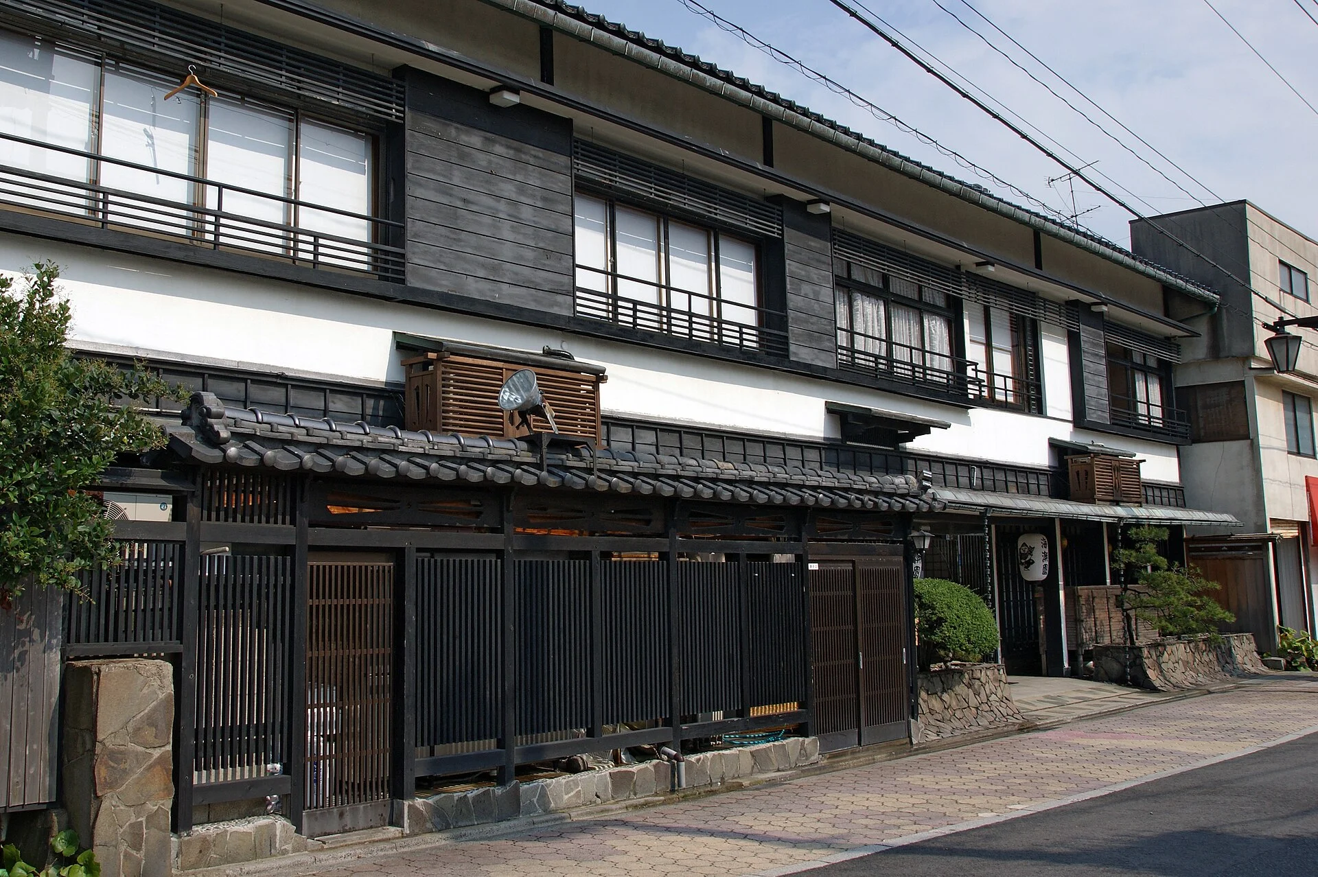 皆生温泉・通りに残る木造建築
