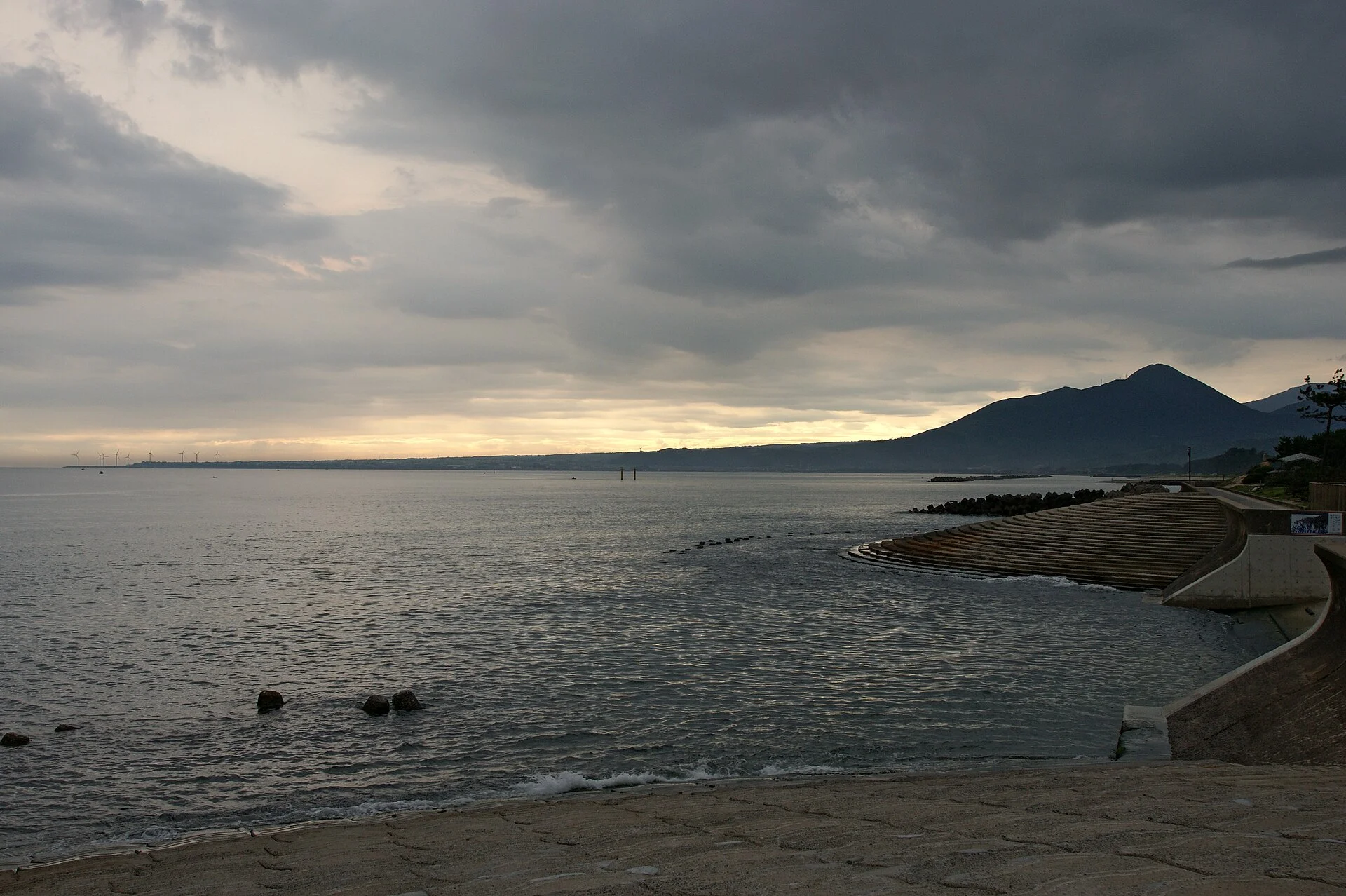 皆生温泉・日本海と夕暮れの山並み