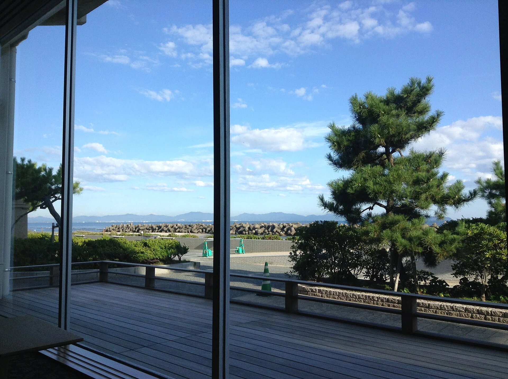 皆生温泉・窓越しに望む海辺の風景