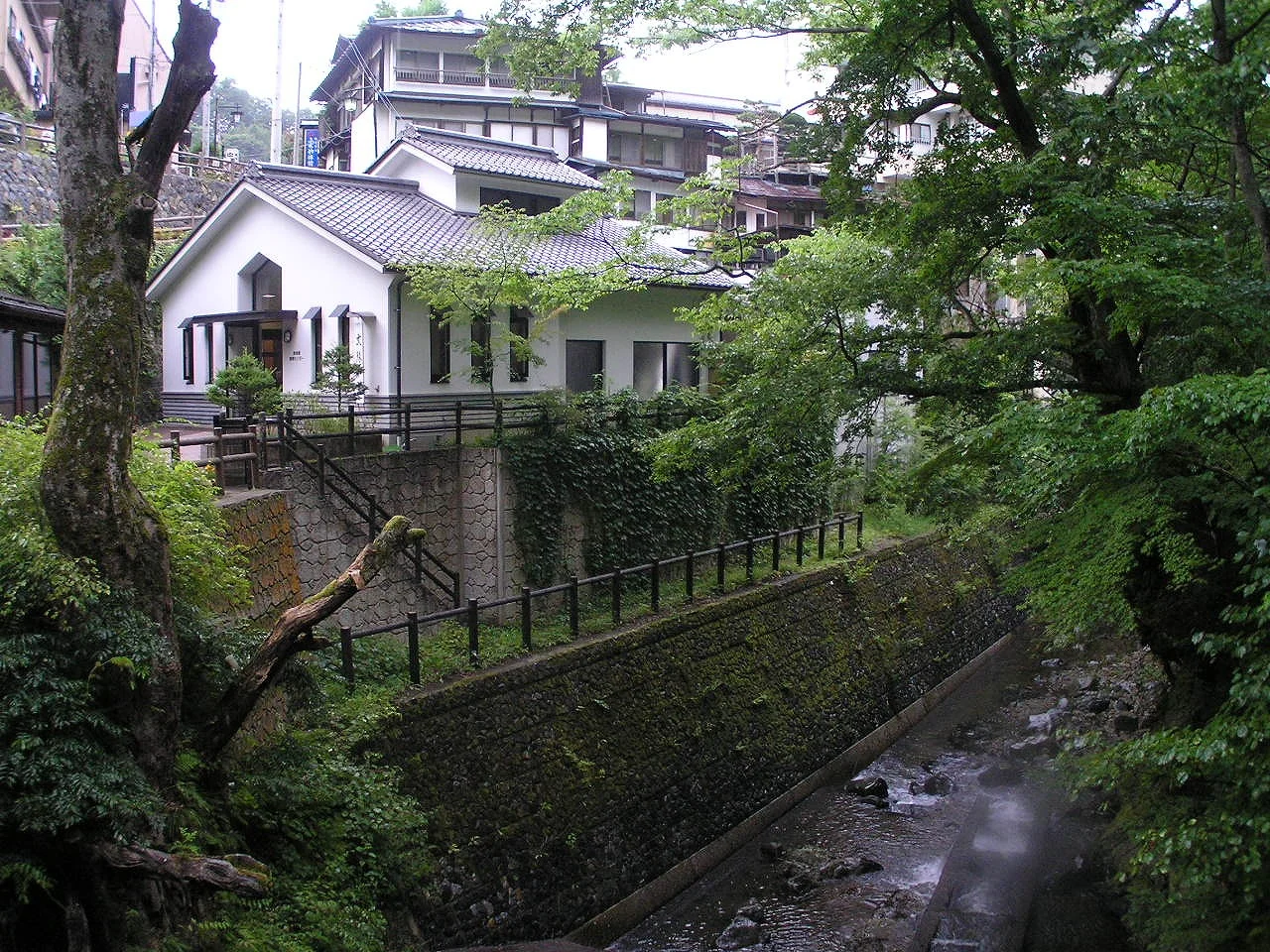 鹿教湯温泉・渓流沿いの共同浴場