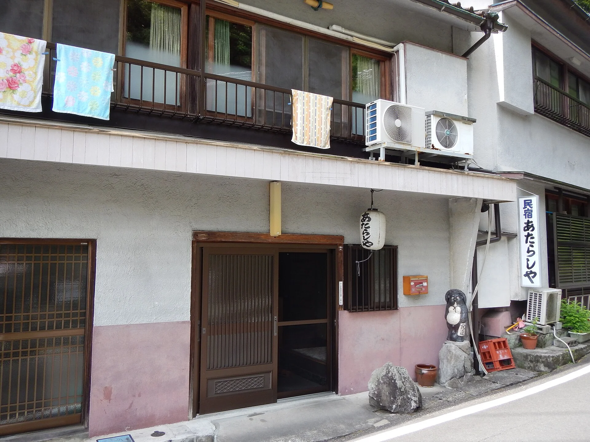 湯の峰温泉・川沿いの湯宿の佇まい