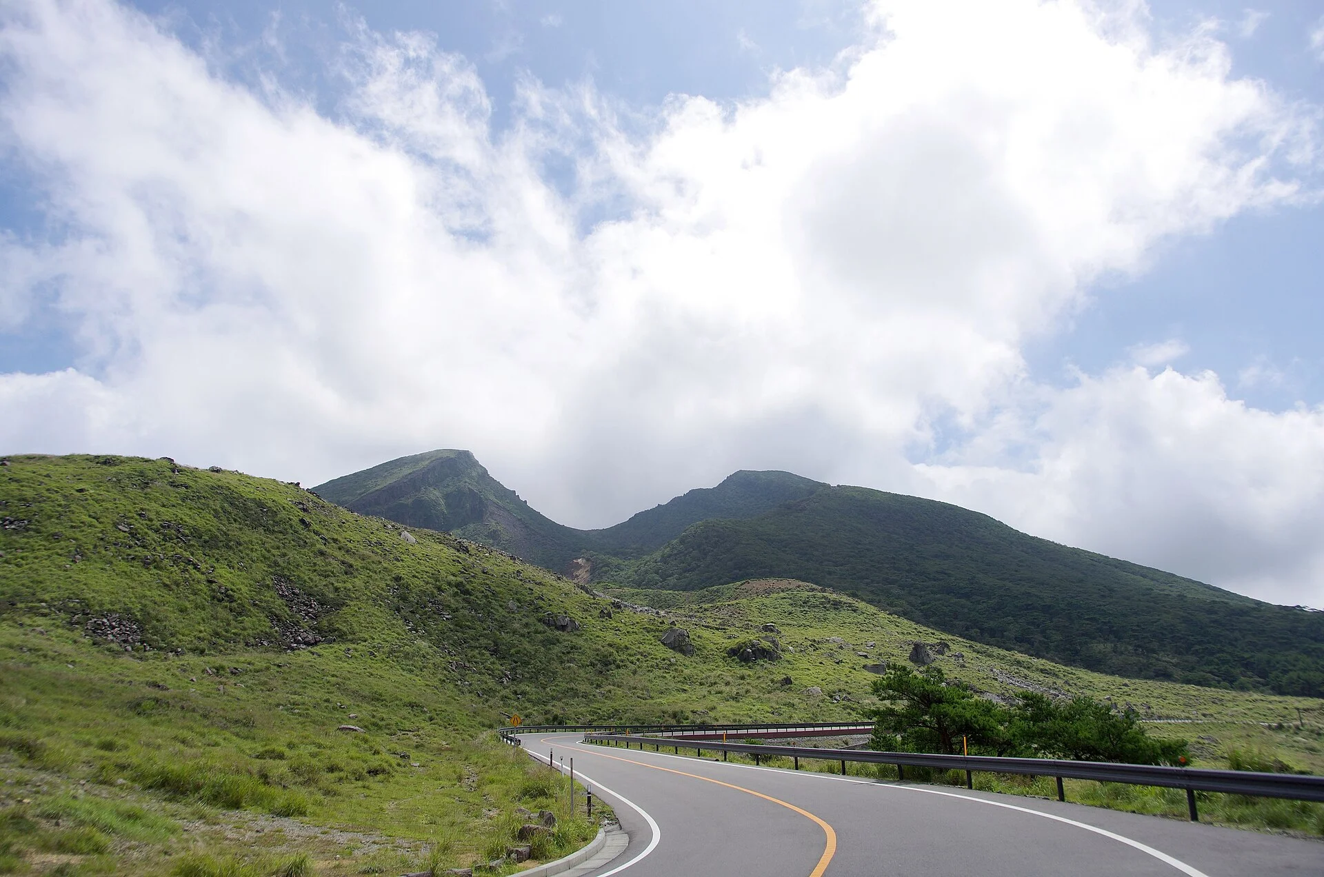 えびの高原・韓国岳を望む