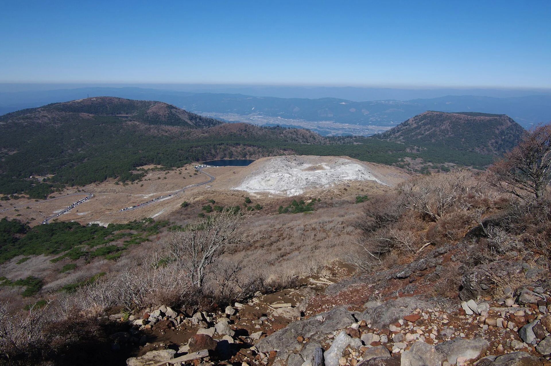 韓国岳から望む白鳥山・硫黄山・甑岳
