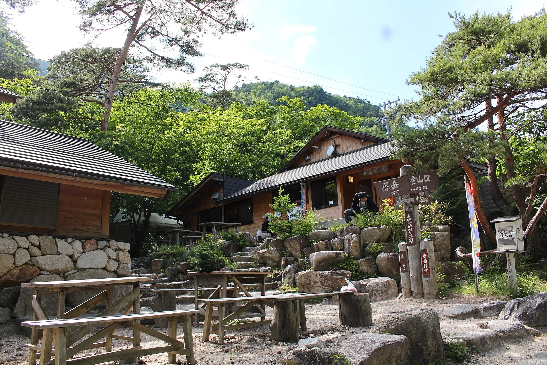 中房温泉・石垣と木造建築の風景
