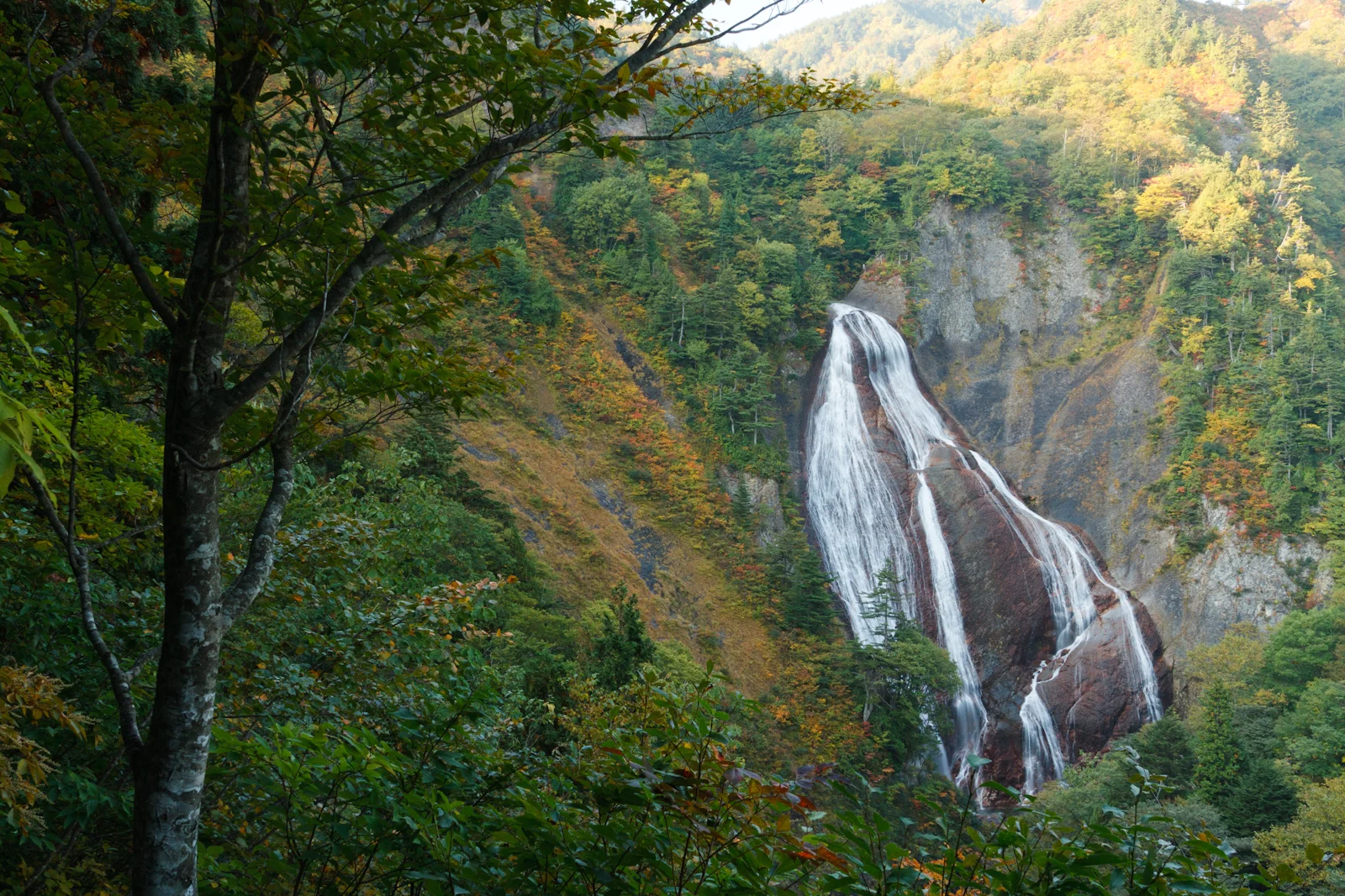 滑川温泉の山域・紅葉越しに望む滑川大滝