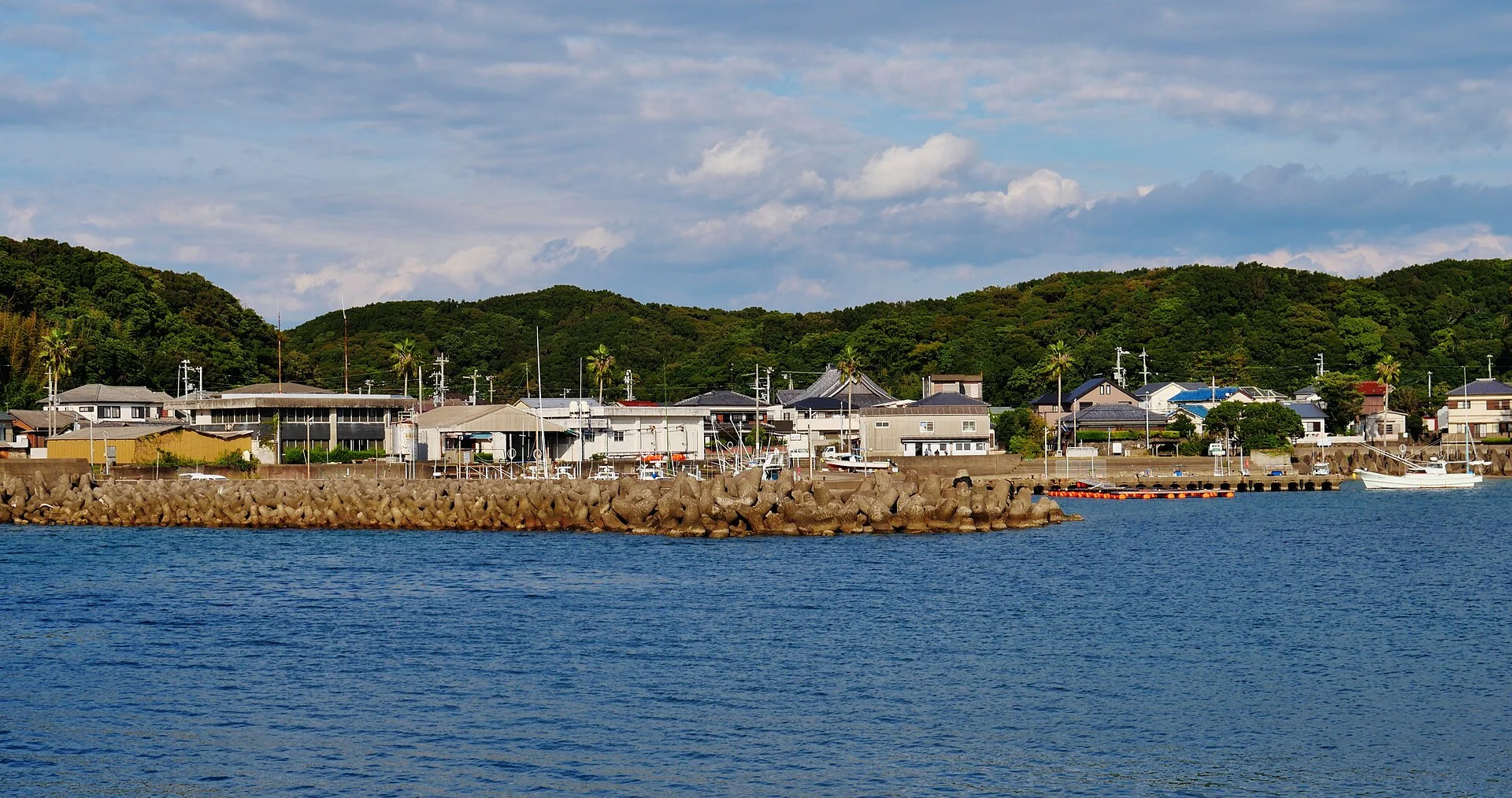 南紀白浜・白浜湾沿いの町並み